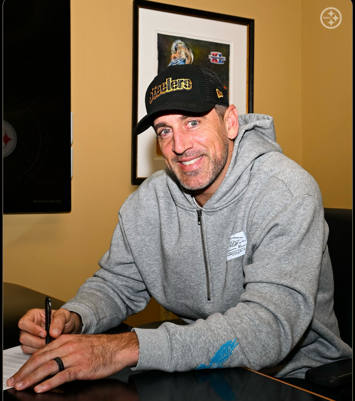Pittsburgh Steelers quarterback Aaron Rodgers signs his one-year contract at the UPMC Sports Complex in Pittsburgh, PA, 6/7/25.