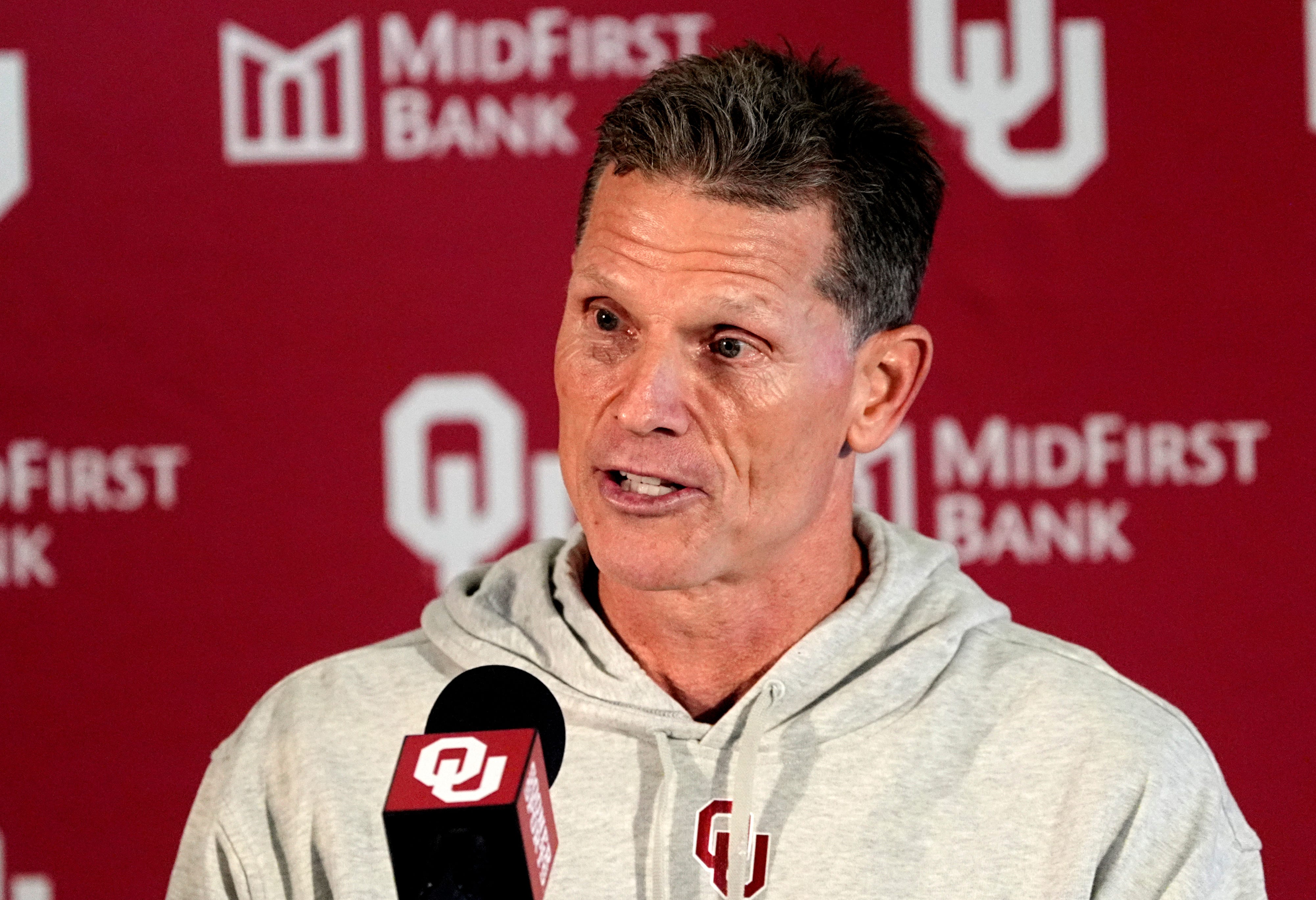 Oklahoma Sooners head coach Brent Venables