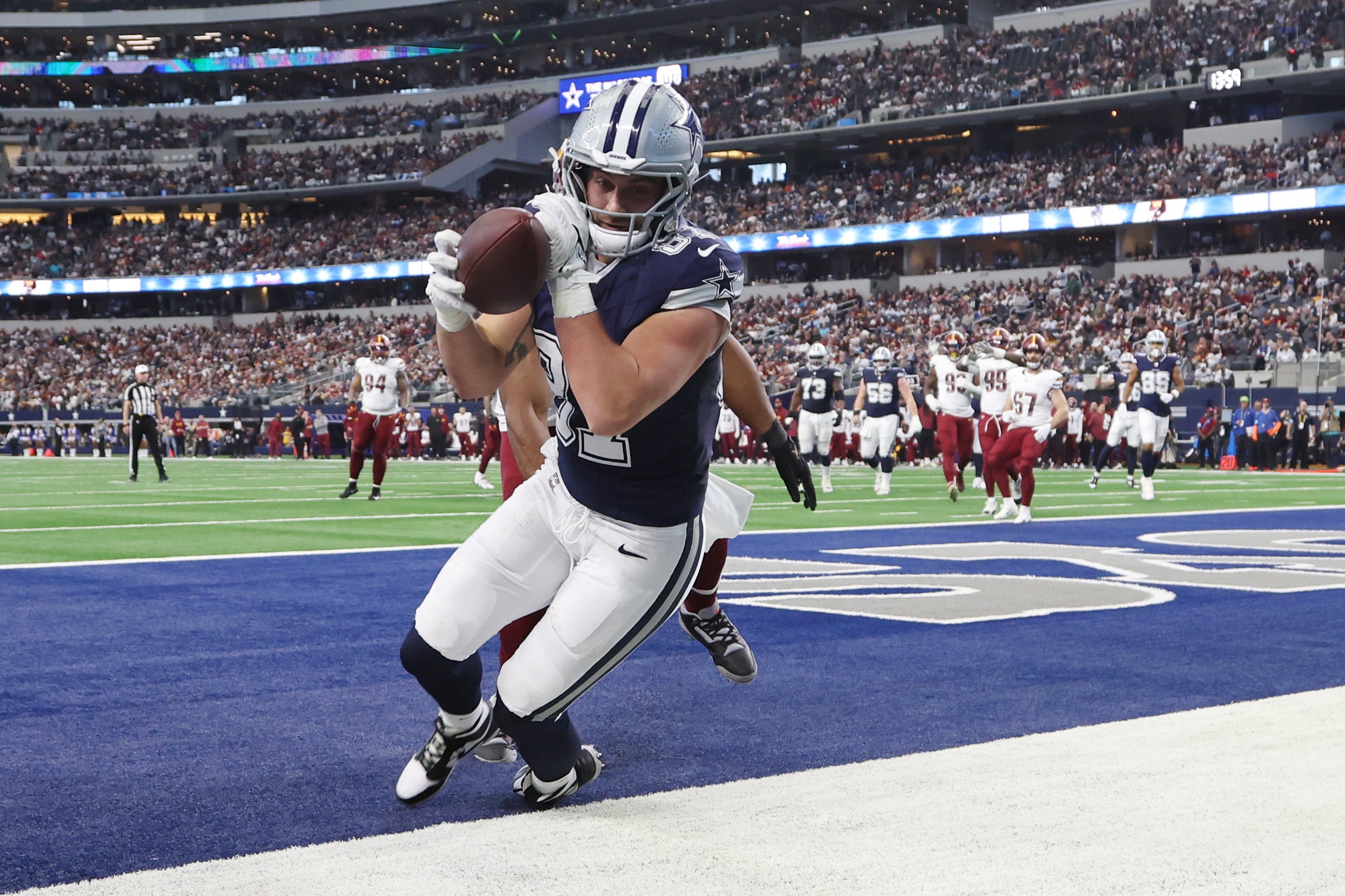Dallas Cowboys tight end Jake Ferguson (87) cannot catch a pass in the end zone during the fourth quarter against the Washington Commanders at AT&T Stadium.