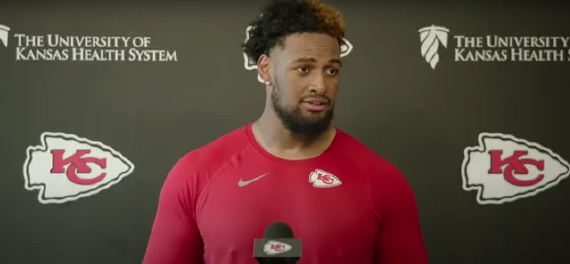 Chiefs left tackle Josh Simmons