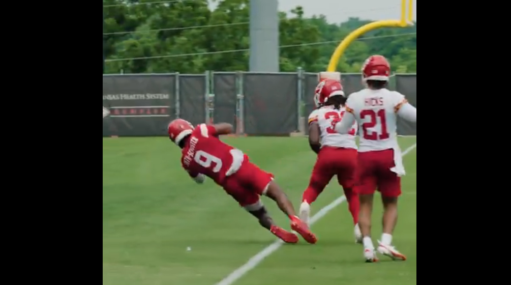Chiefs WR JuJu Smith-Schuster catches a touchdown pass from Patrick Mahomes during 7-on-7 team drills for Day 1 of mandatory minicamp