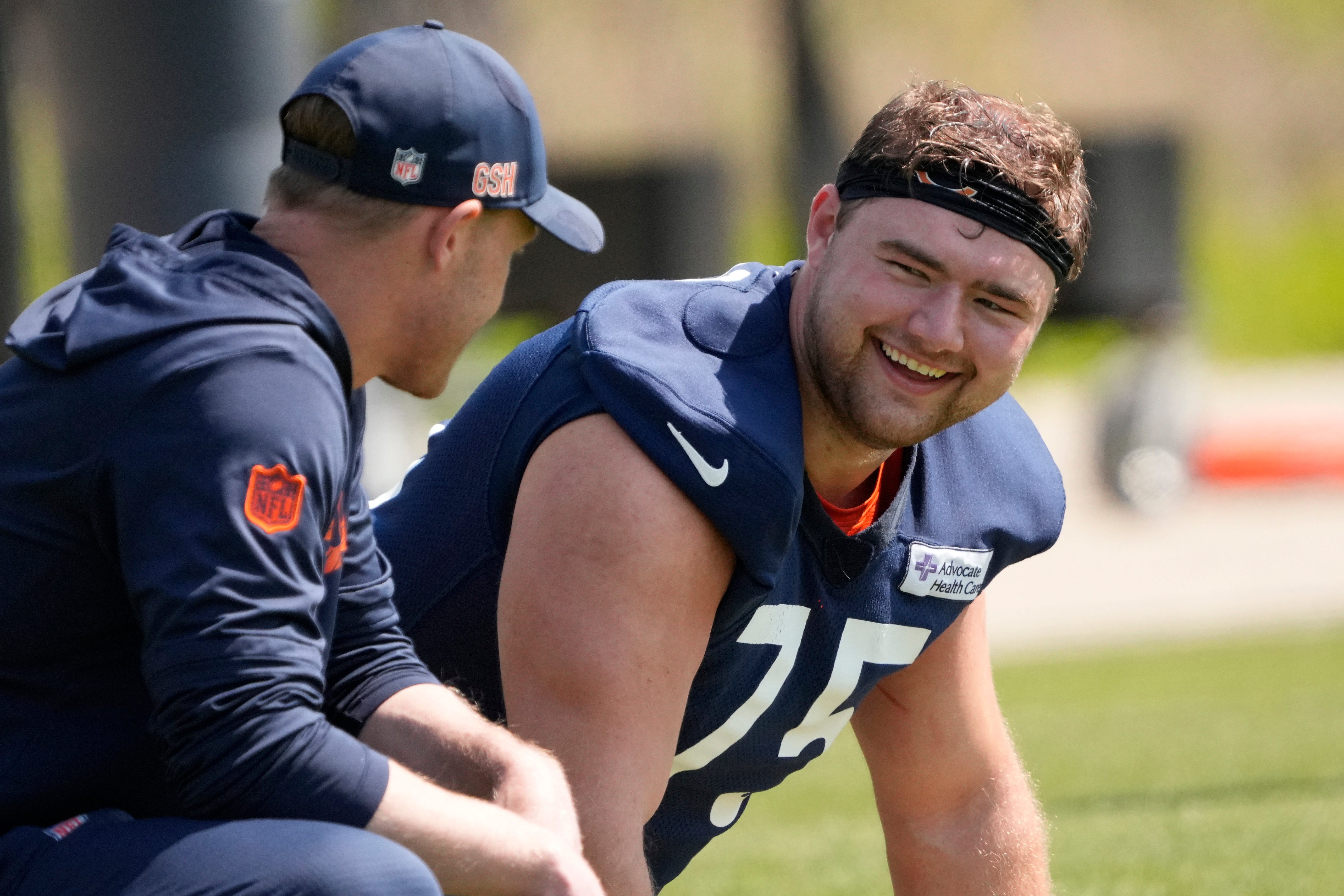 May 10, 2025; Lake Forest, IL, USA; Chicago Bears head coach Ben Johnson talks with offensive lineman (75) Ozzy Trapilo during rookie minicamp at Halas Hall.