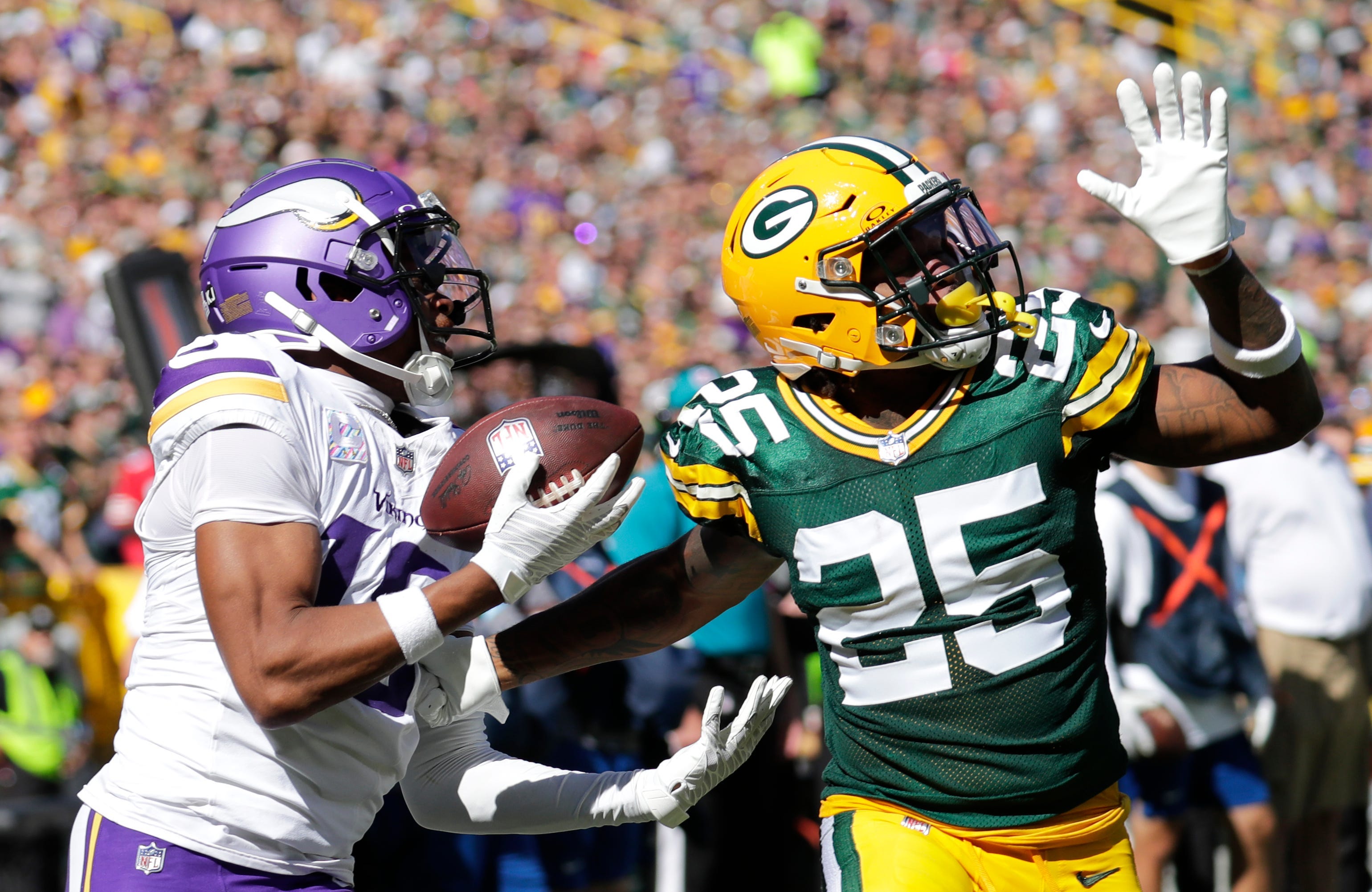 Minnesota Vikings wide receiver Justin Jefferson (18) catches a touchdown pass against Green Bay Packers cornerback Keisean Nixon (25) in the second quarter during their football game Sunday, September 29, 2024, at Lambeau Field in Green Bay, Wisconsin.