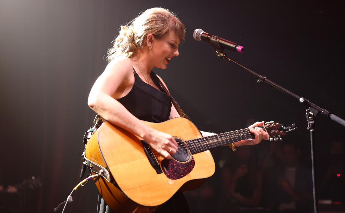 Taylor Swift's surprise performance at Tight End University