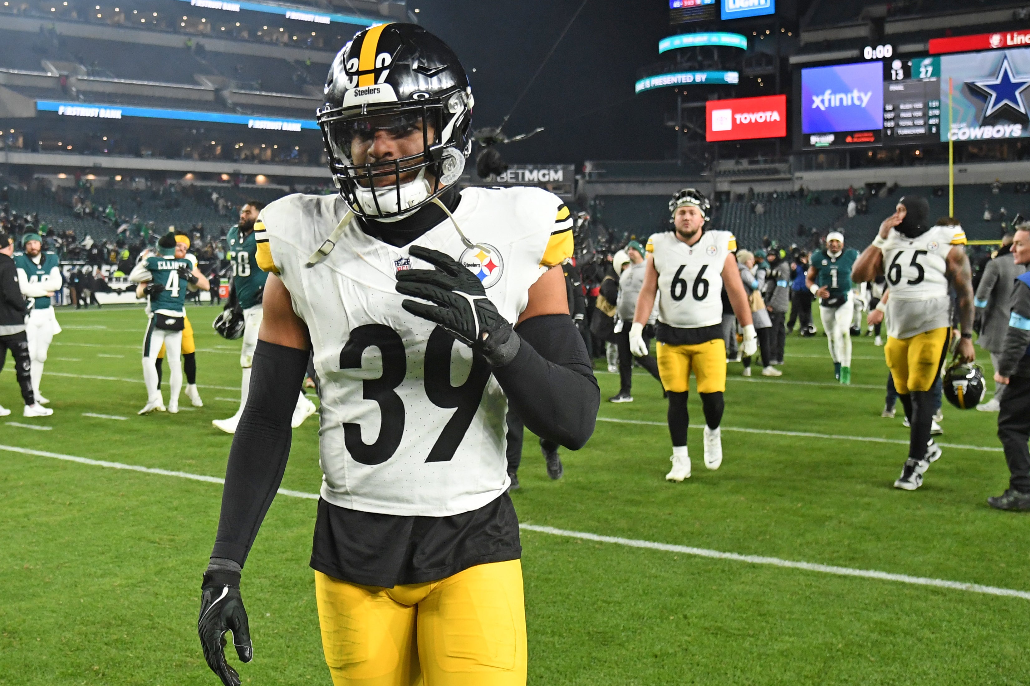 Dec 15, 2024; Philadelphia, Pennsylvania, USA; Pittsburgh Steelers safety Minkah Fitzpatrick (39) against the Philadelphia Eagles at Lincoln Financial Field. Mandatory Credit: Eric Hartline-Imagn Images