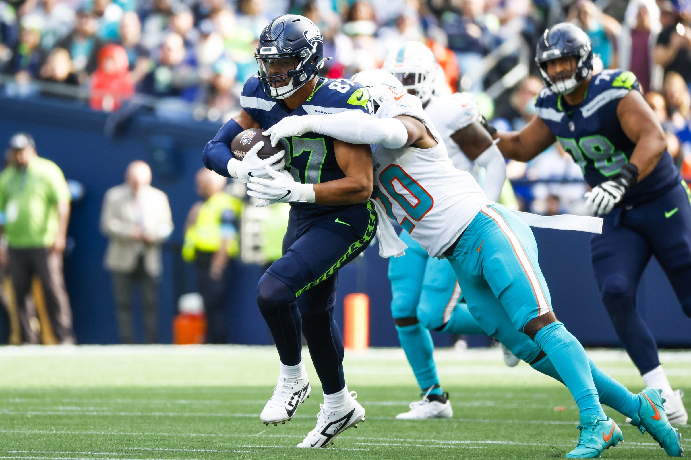 Seattle Seahawks tight end Noah Fant (87) runs for yards after the catch against Miami Dolphins linebacker Jordyn Brooks (20) during the third quarter at Lumen Field.