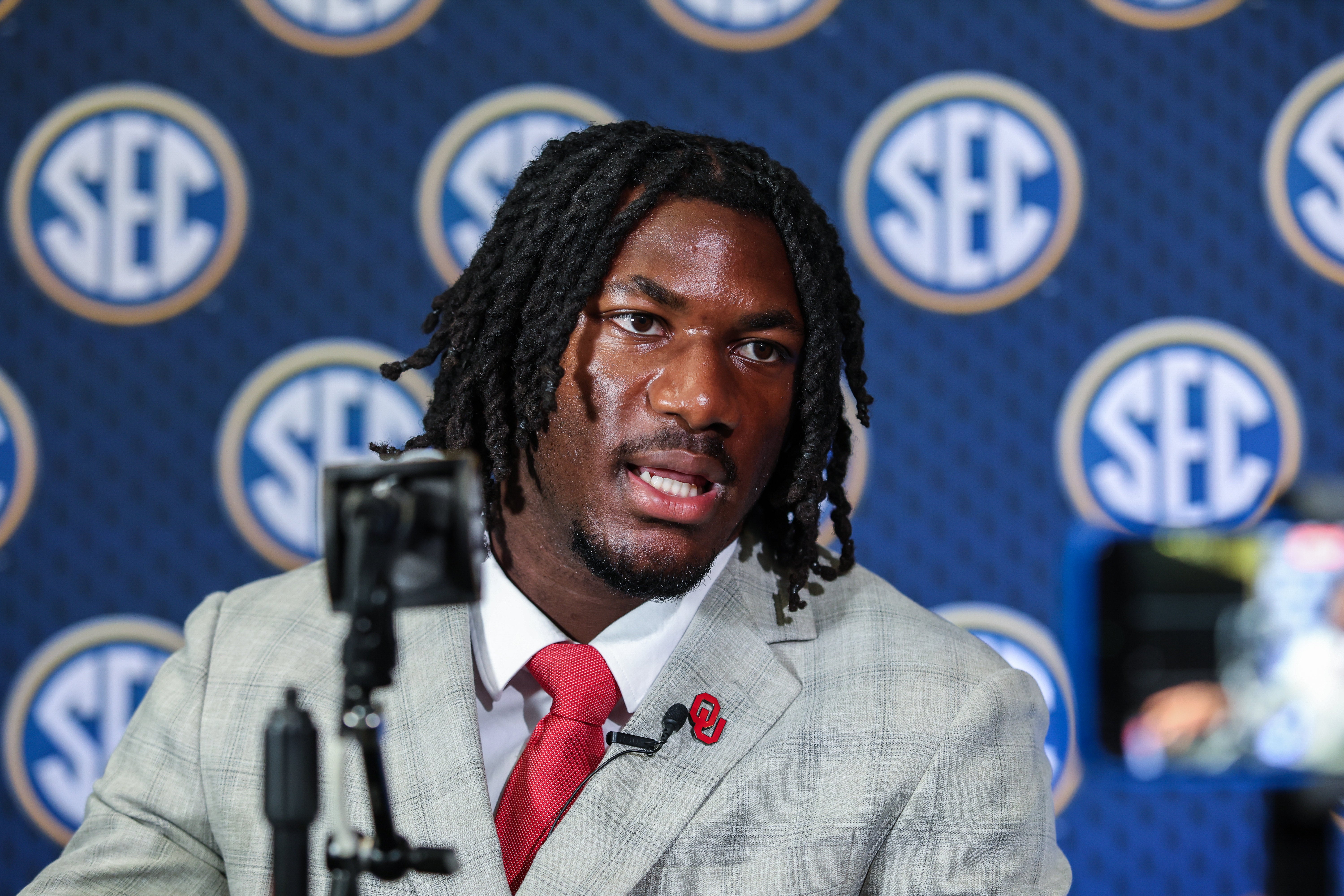 Oklahoma Sooners defensive end star R Mason Thomas