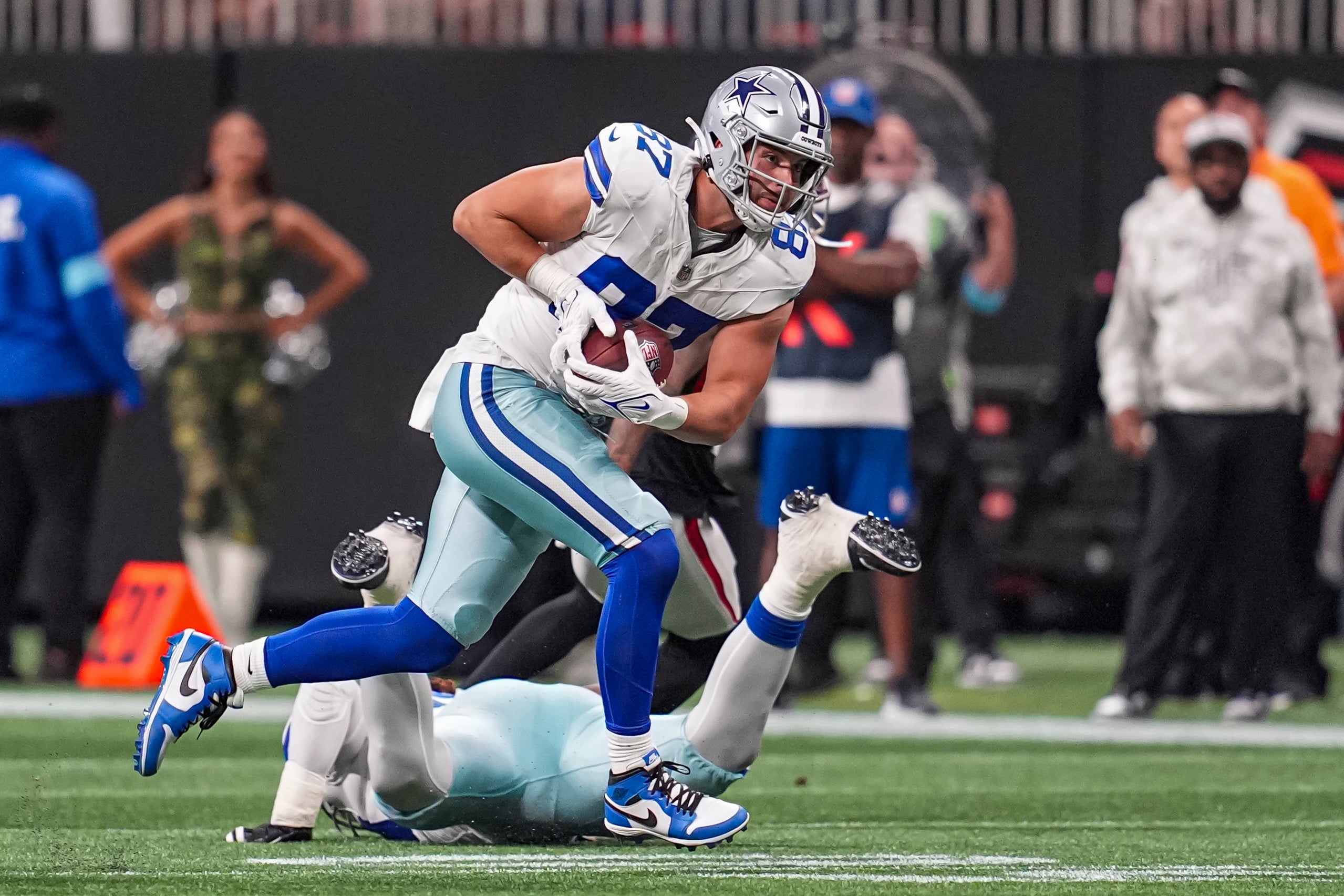 Dallas Cowboys tight end Jake Ferguson (87) runs after a catch against the Atlanta Falcons during the second half at Mercedes-Benz Stadium.