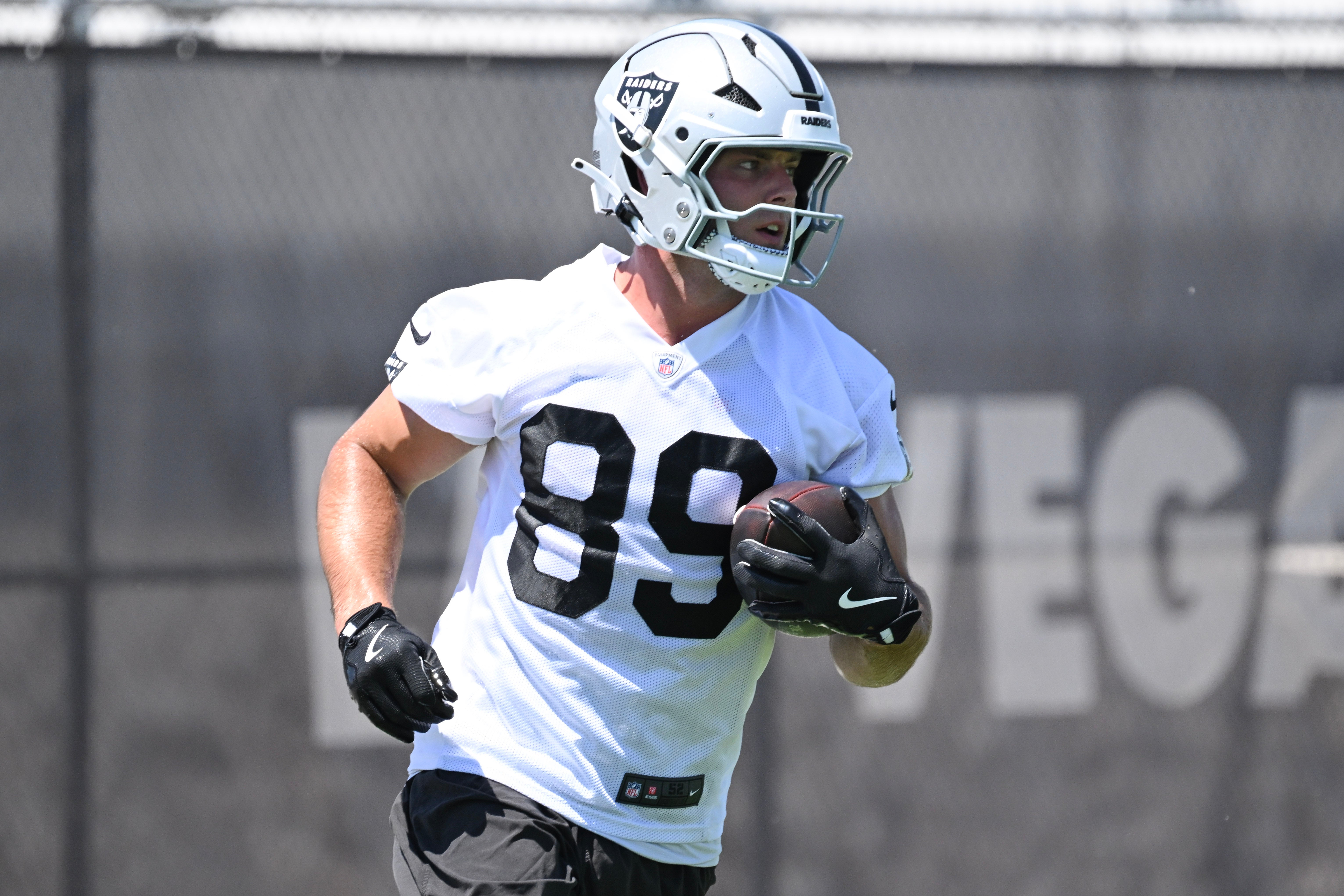 Las Vegas Raiders tight end Brock Bowers
