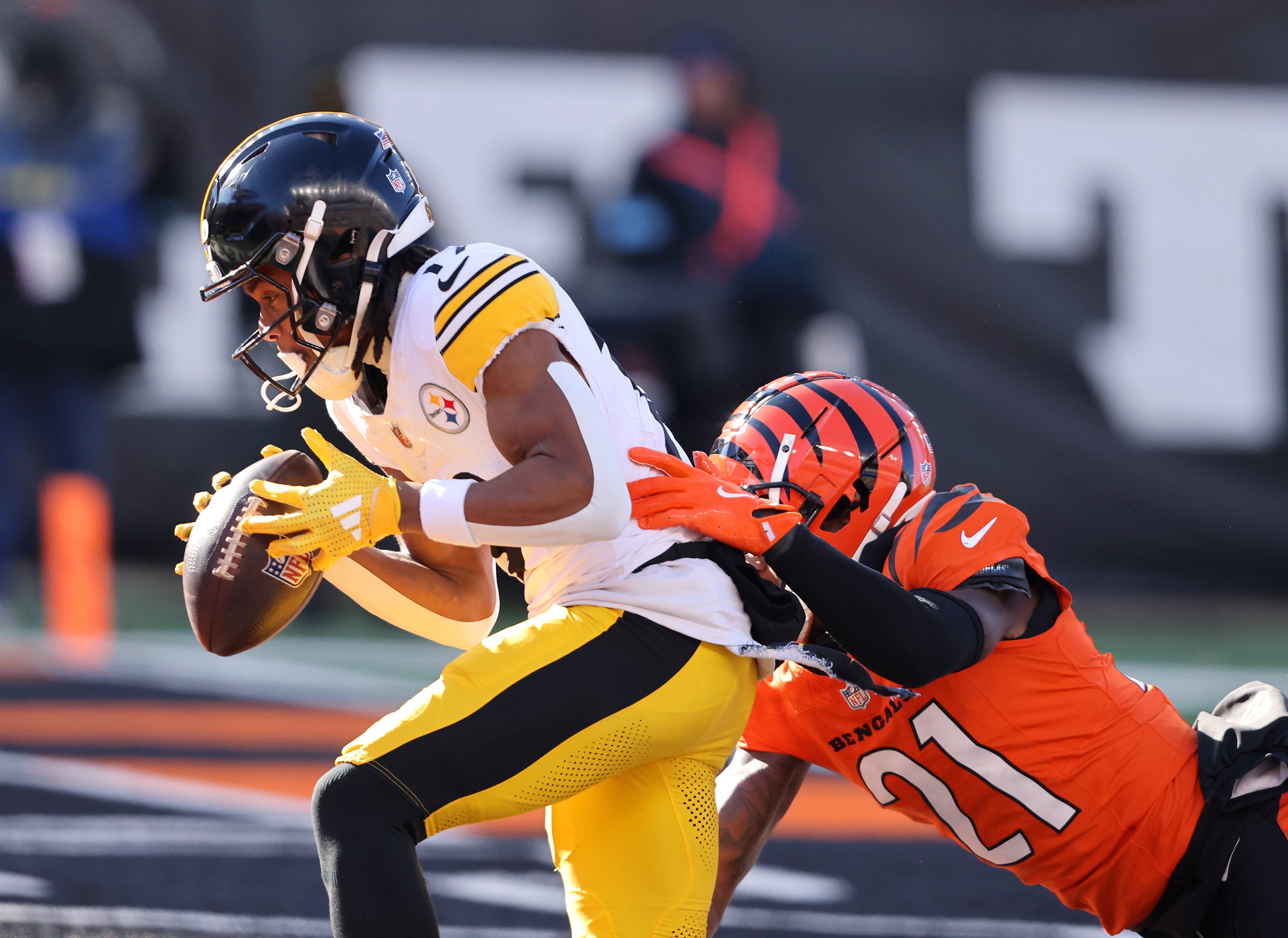 Dec 1, 2024; Cincinnati, Ohio, USA; Pittsburgh Steelers wide receiver Calvin Austin III (19) catches a touchdown pass as Cincinnati Bengals cornerback Mike Hilton (21) defends during the first quarter at Paycor Stadium.