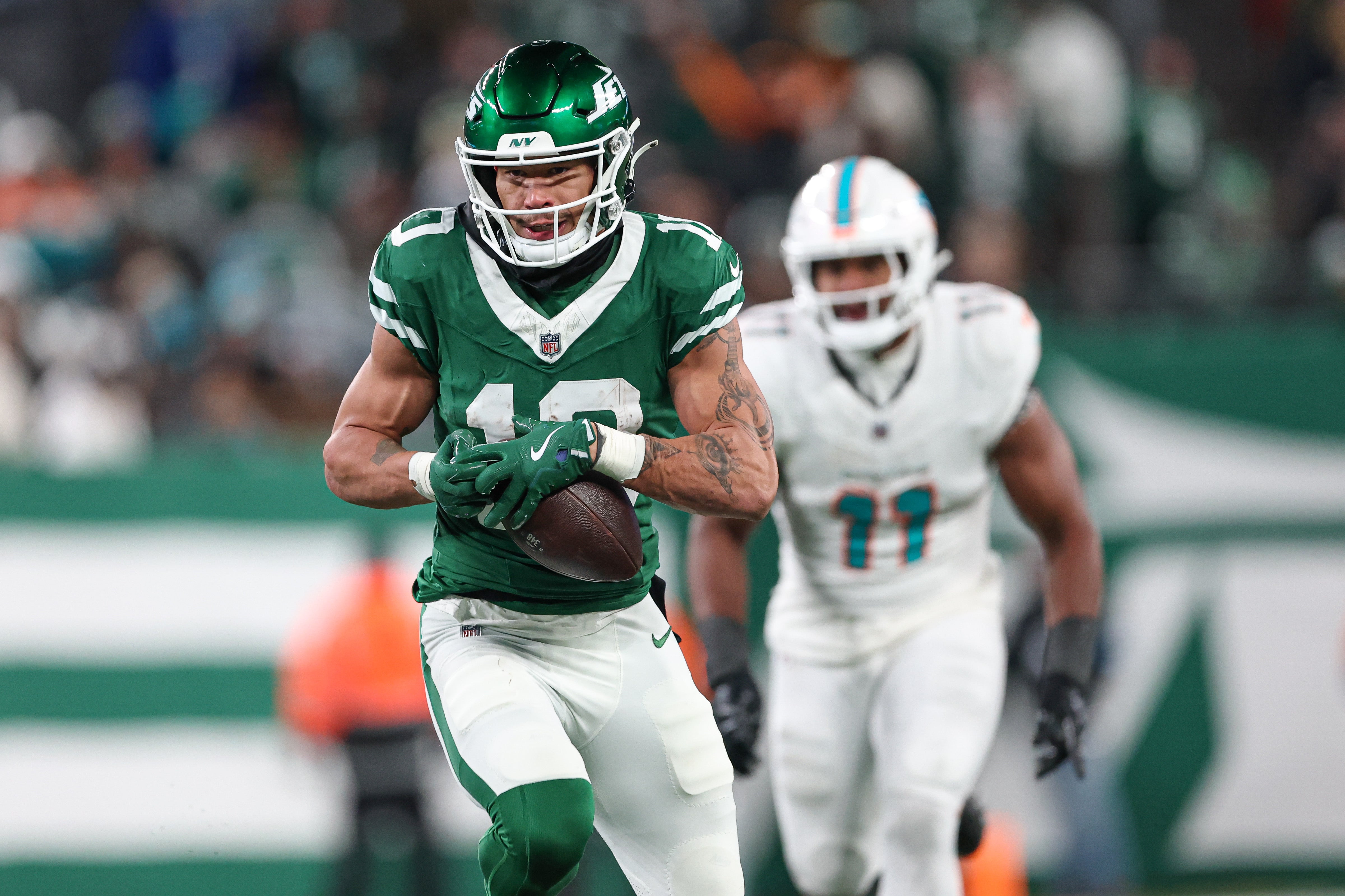 New York Jets wide receiver Allen Lazard (10) catches the ball during the second half against the Miami Dolphins at MetLife Stadium.