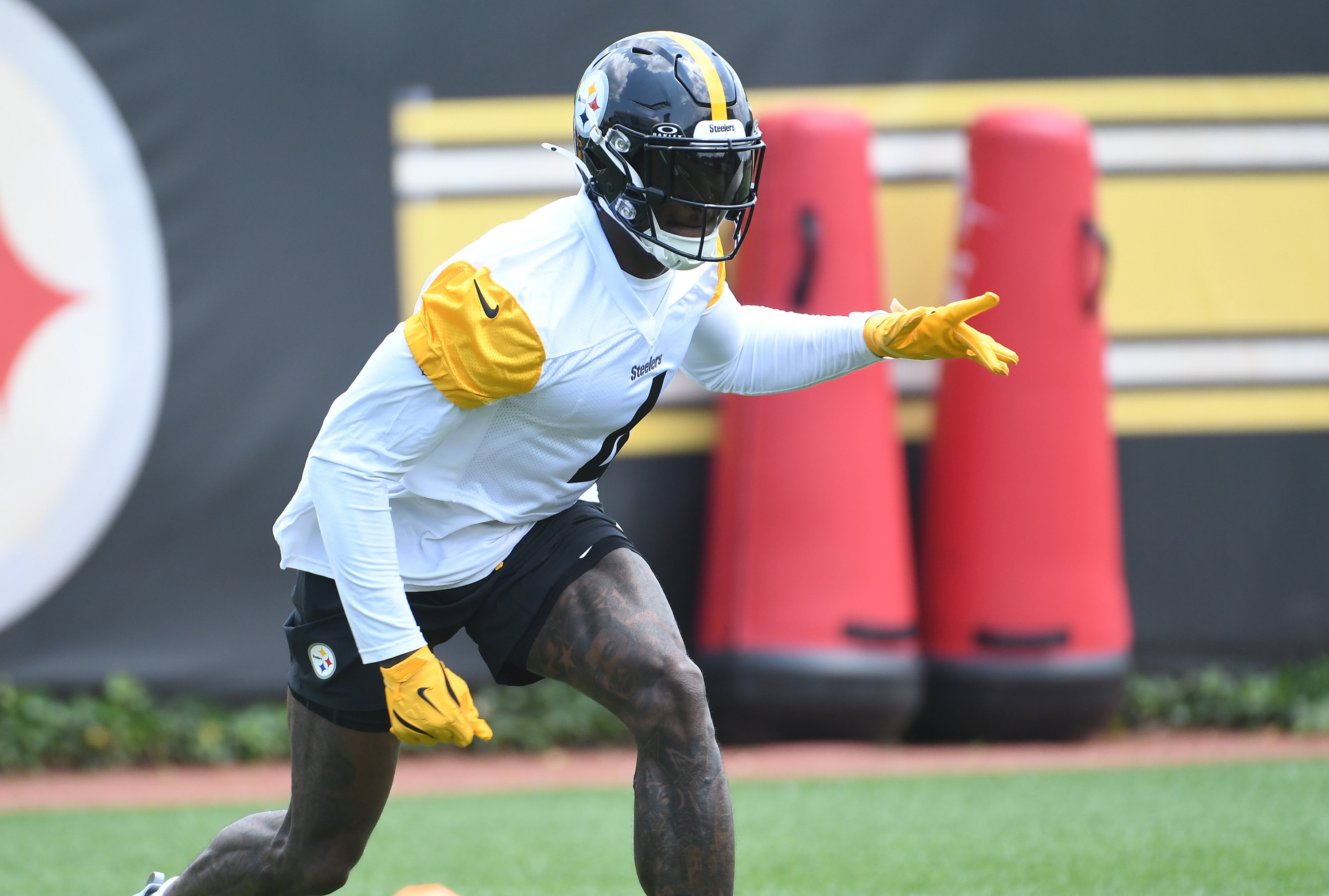 Jun 10, 2025; Pittsburgh, PA, USA; Pittsburgh Steelers wide receiver DK Metcalf (4) during minicamp at their South Side facility.