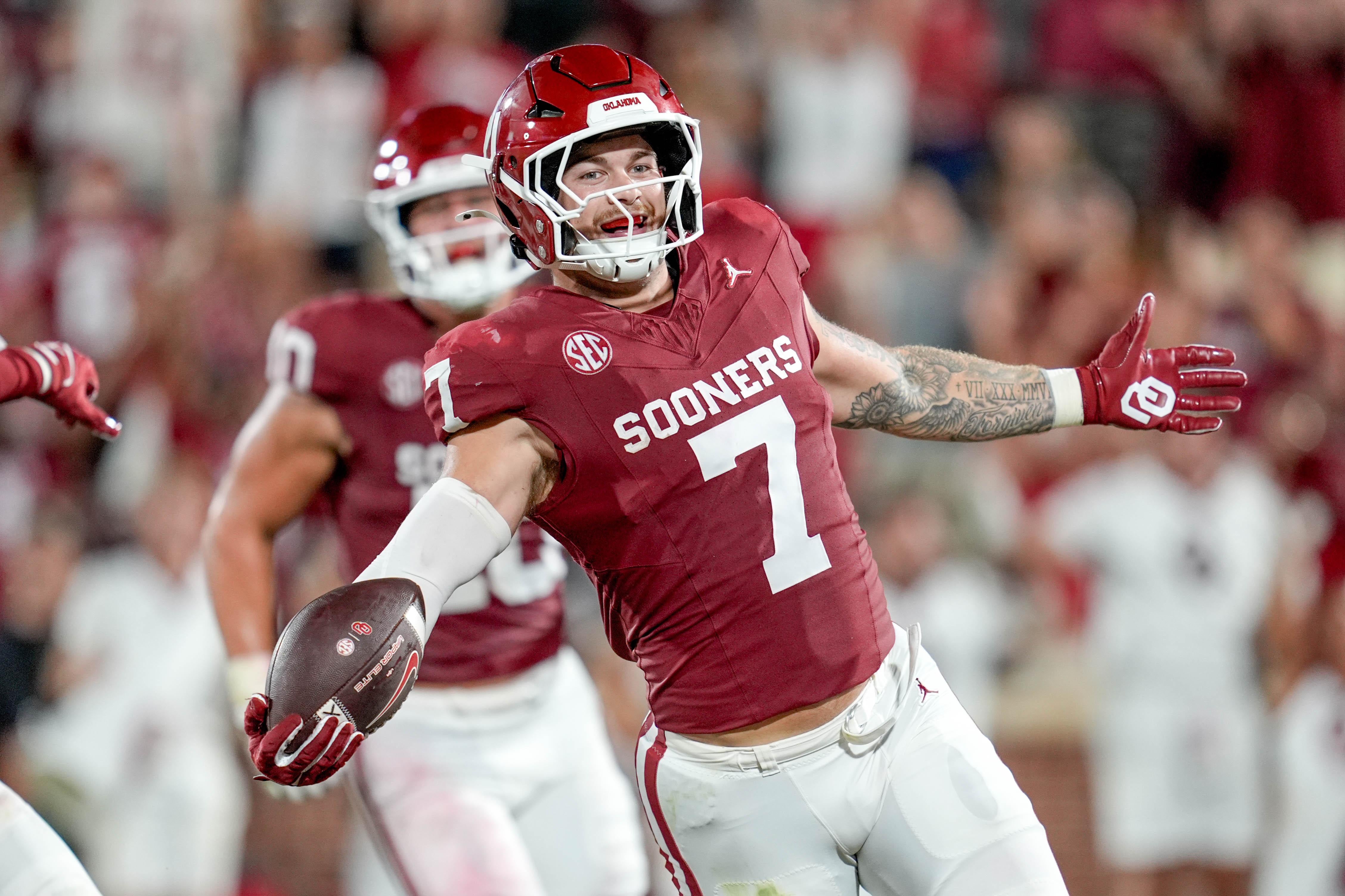 Oklahoma linebacker Jaren Kanak (7) scoops up a fumbled punt return and runs the ball for a touchdown in the second half of an NCAA football game between Oklahoma (OU) and Temple at the Gaylord Family Oklahoma Memorial Stadium in Norman, Okla., on Friday, Aug. 30, 2024.