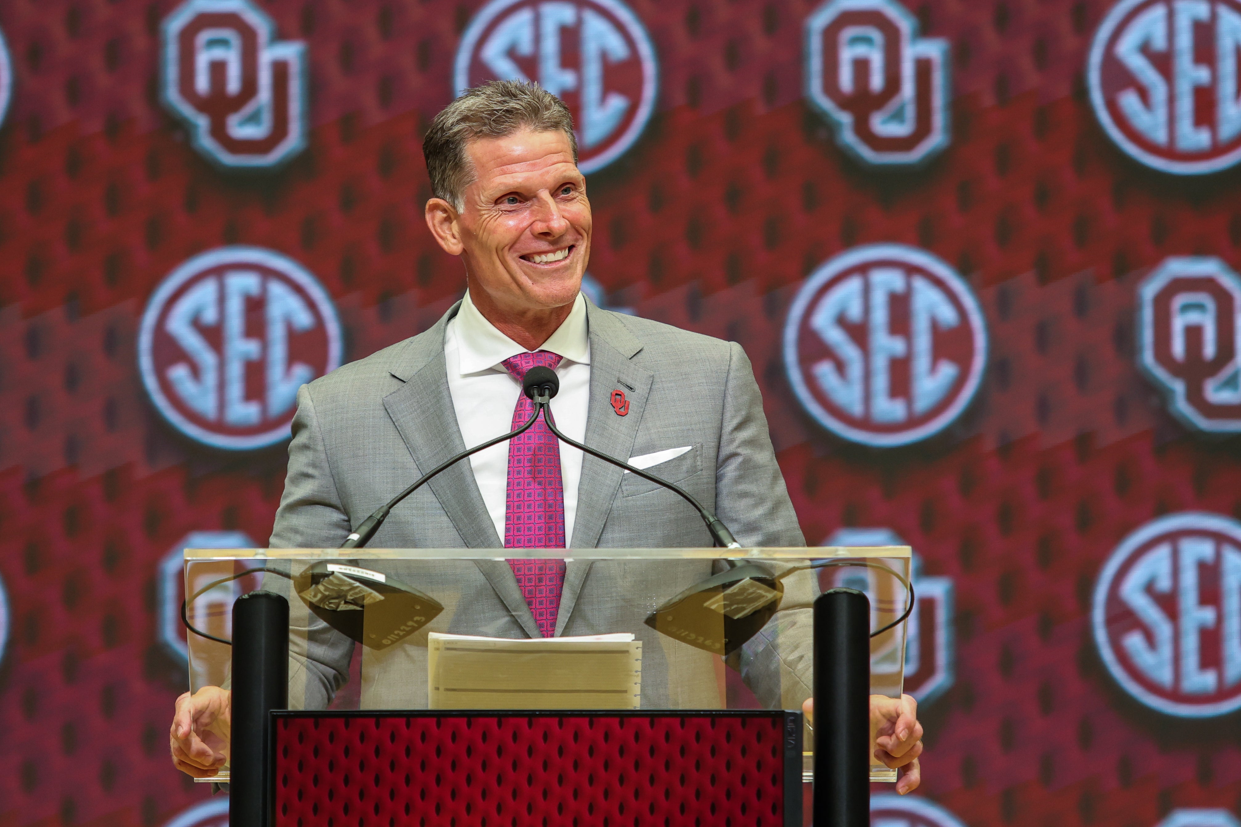 Oklahoma Sooners head coach Brent Venables