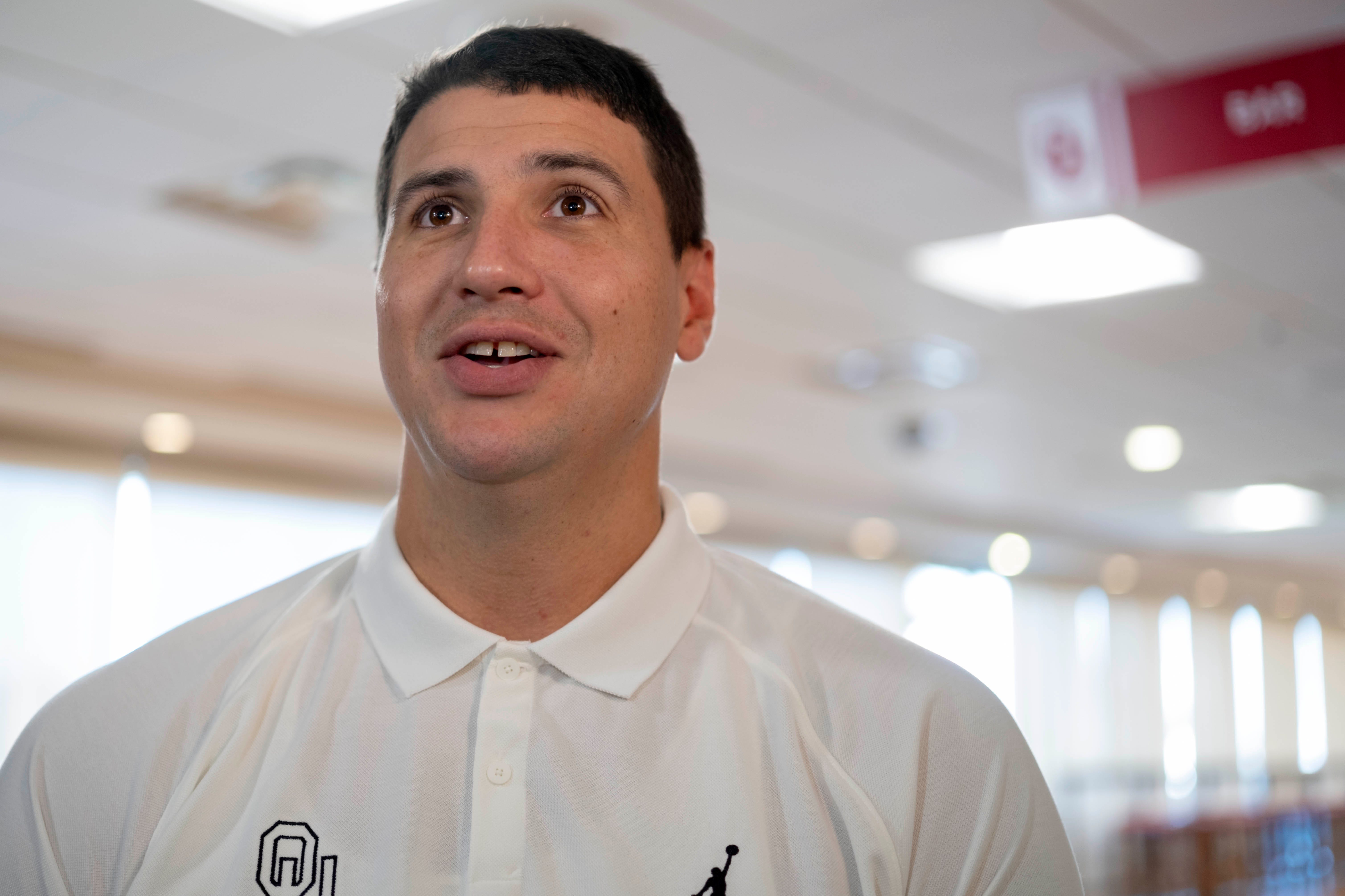 Oklahoma Sooners defensive end coach Miguel Chavis