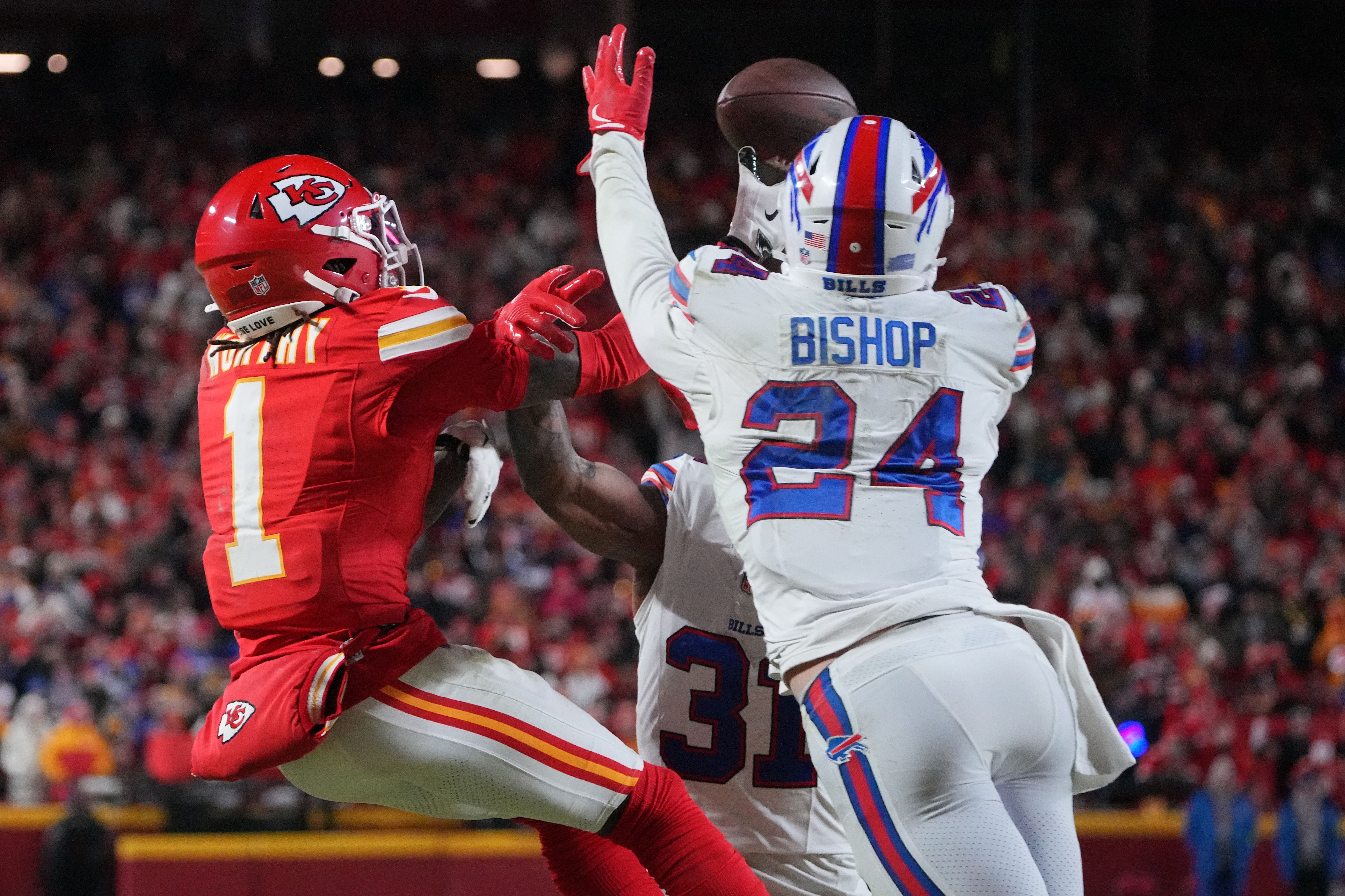 Buffalo Bills S Cole Bishop tries to break up a pass during AFC Championship game against Kansas City Chiefs