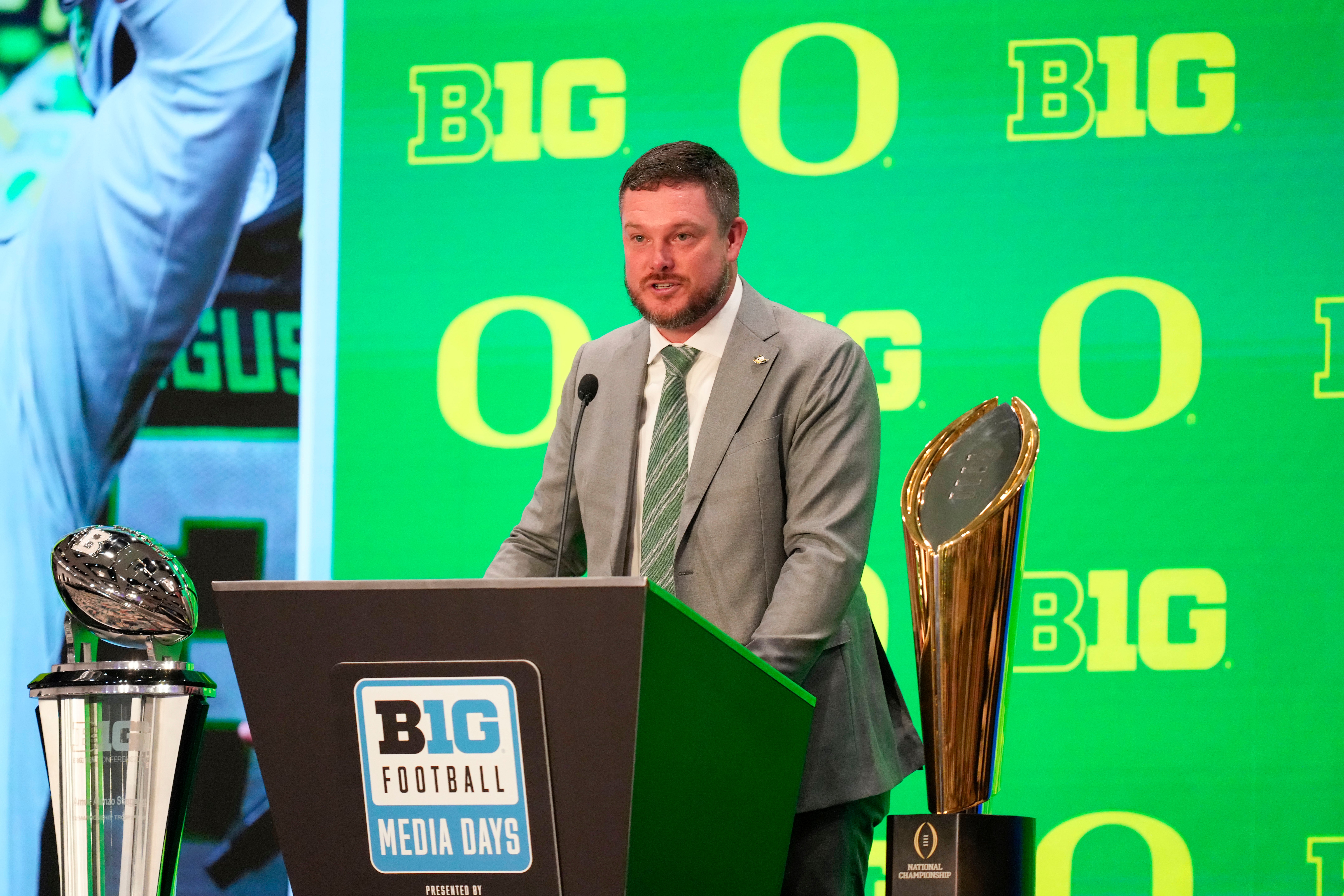 Jul 23, 2025; Las Vegas, NV, USA; Oregon head coach Dan Lanning speaks to the media during the Big Ten NCAA college football media days at Mandalay Bay Resort. Mandatory Credit: Lucas Peltier-Imagn Images