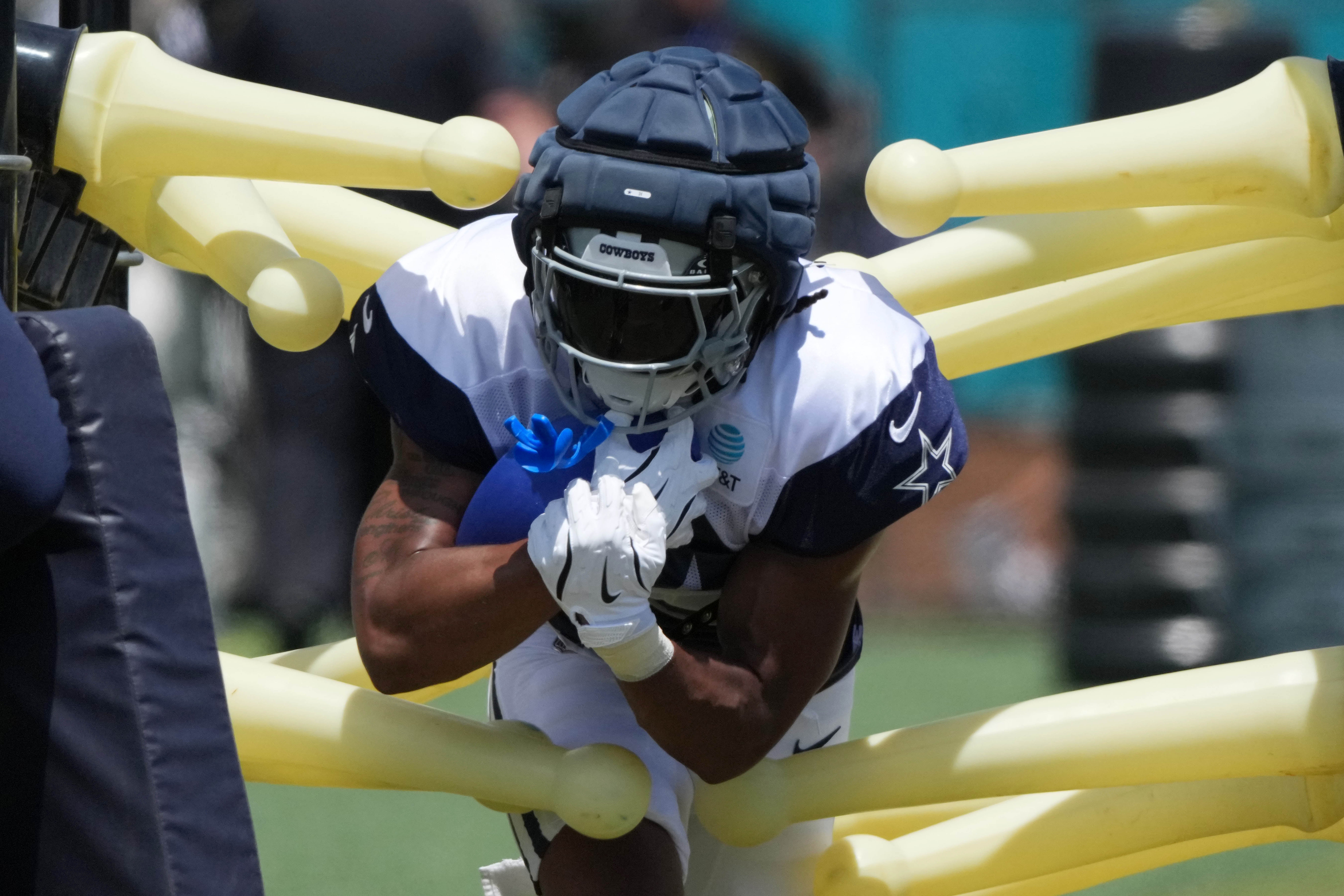 Dallas Cowboys running back Jaydon Blue (34) carries the ball at training camp at the River Ridge Fields.