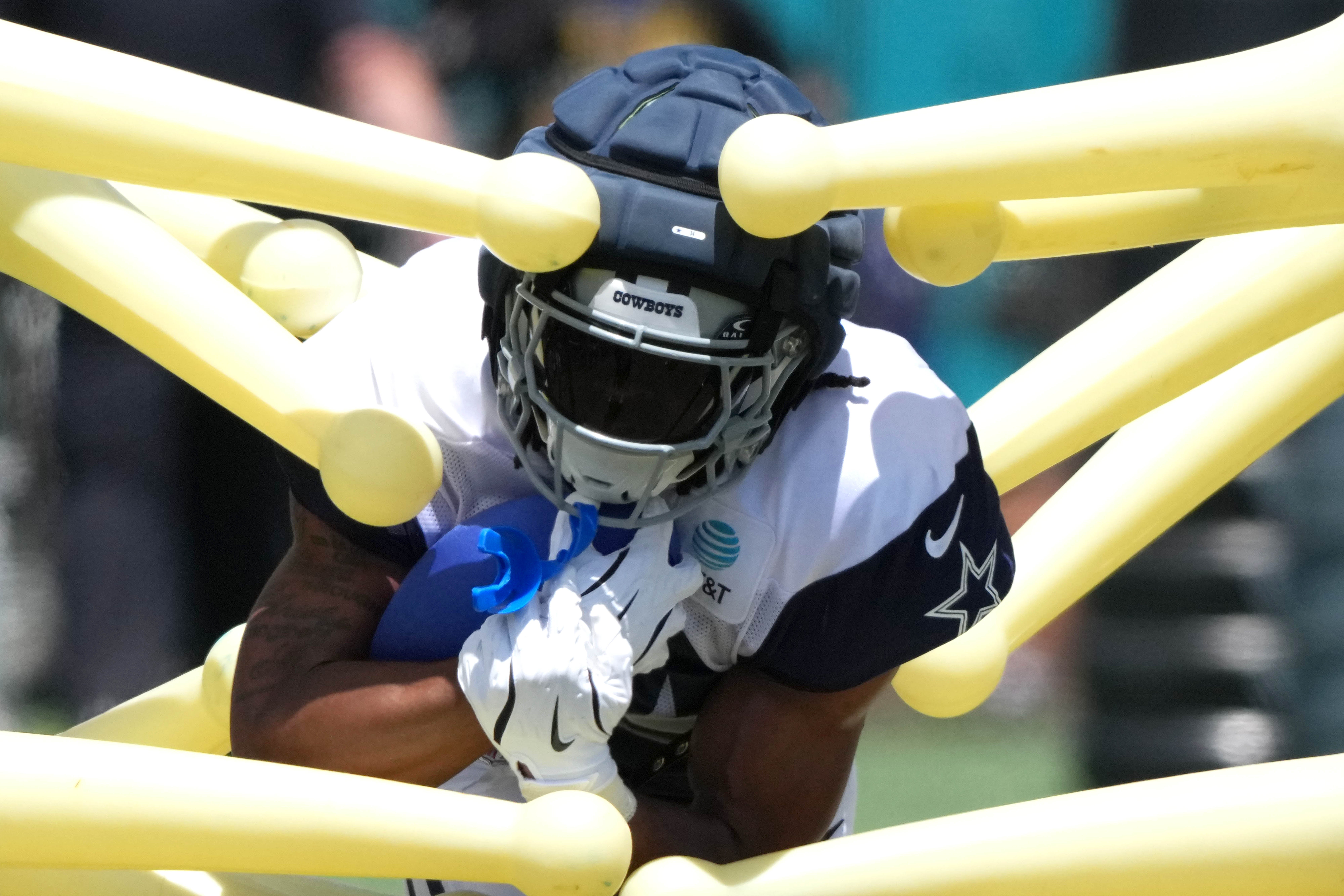 Dallas Cowboys running back Jaydon Blue (34) carries the ball at training camp at the River Ridge Fields.