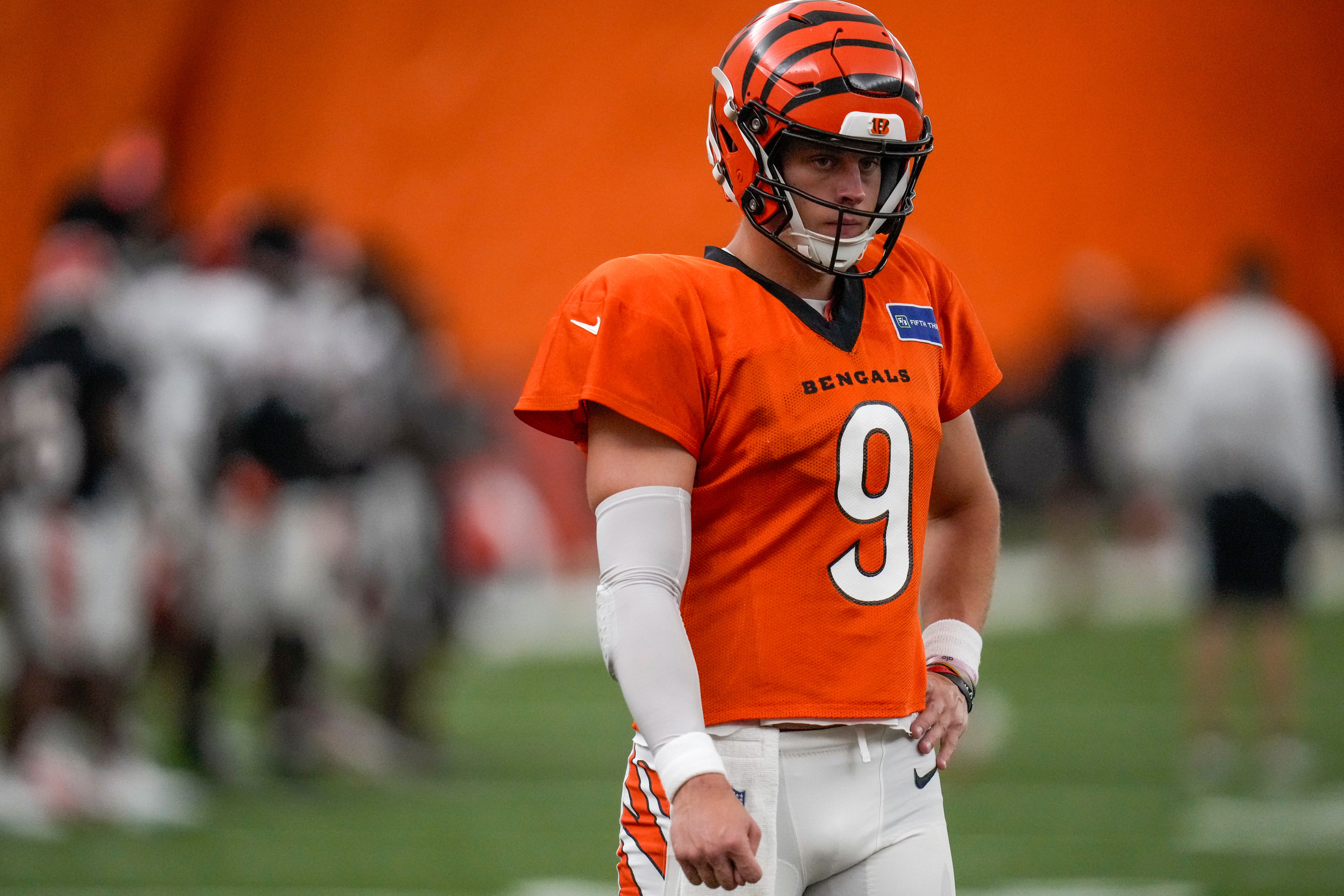 Cincinnati Bengals quarterback Joe Burrow (9) warms up before a preseason training camp practice in downtown Cincinnati on Thursday, July 31, 2025.