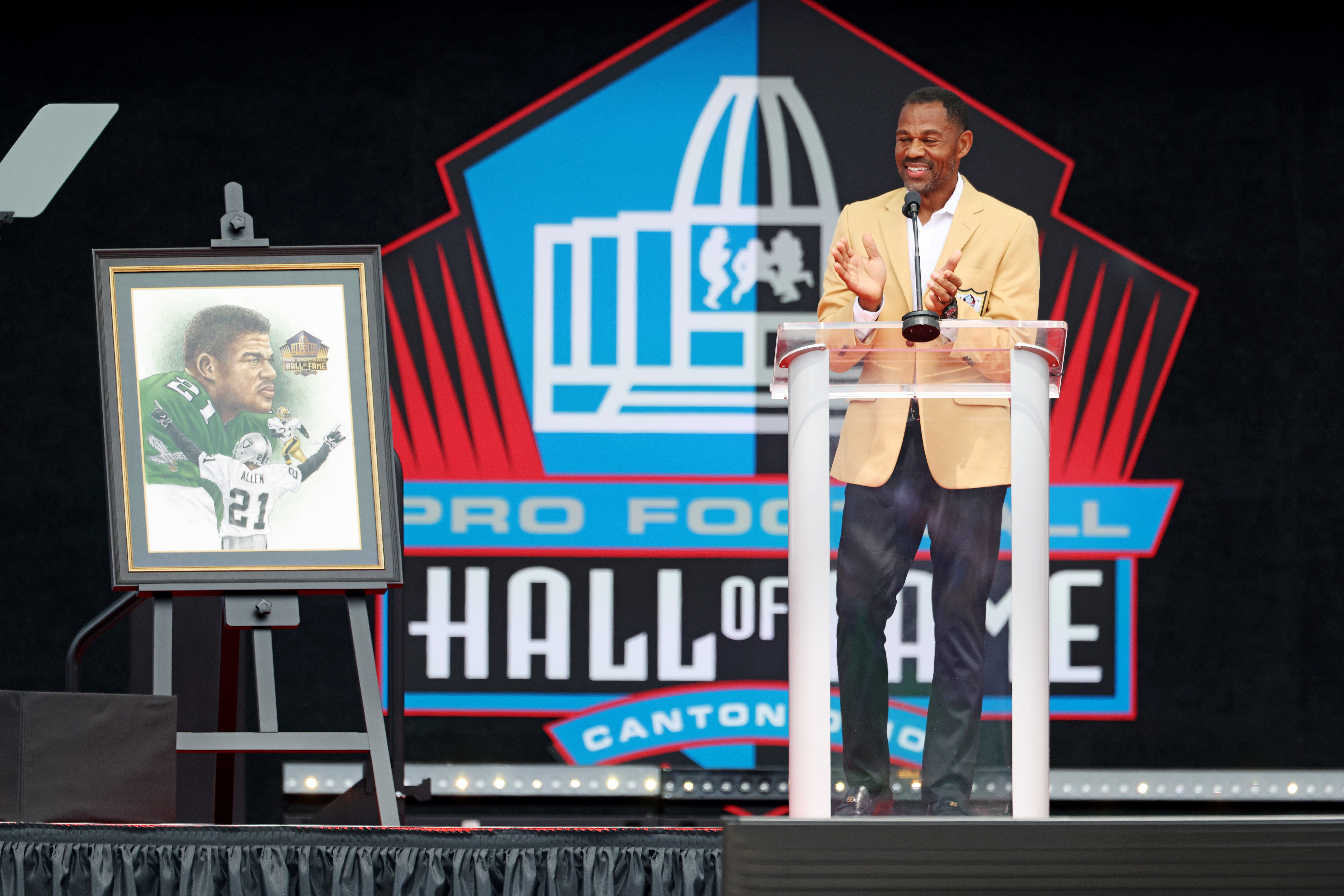 Pro Football Hall of Fame-Class of 2025 enshrinee Eric Allen gives his acceptance speech at Tom Benson Hall of Fame Stadium. Charles LeClaire-Imagn Images