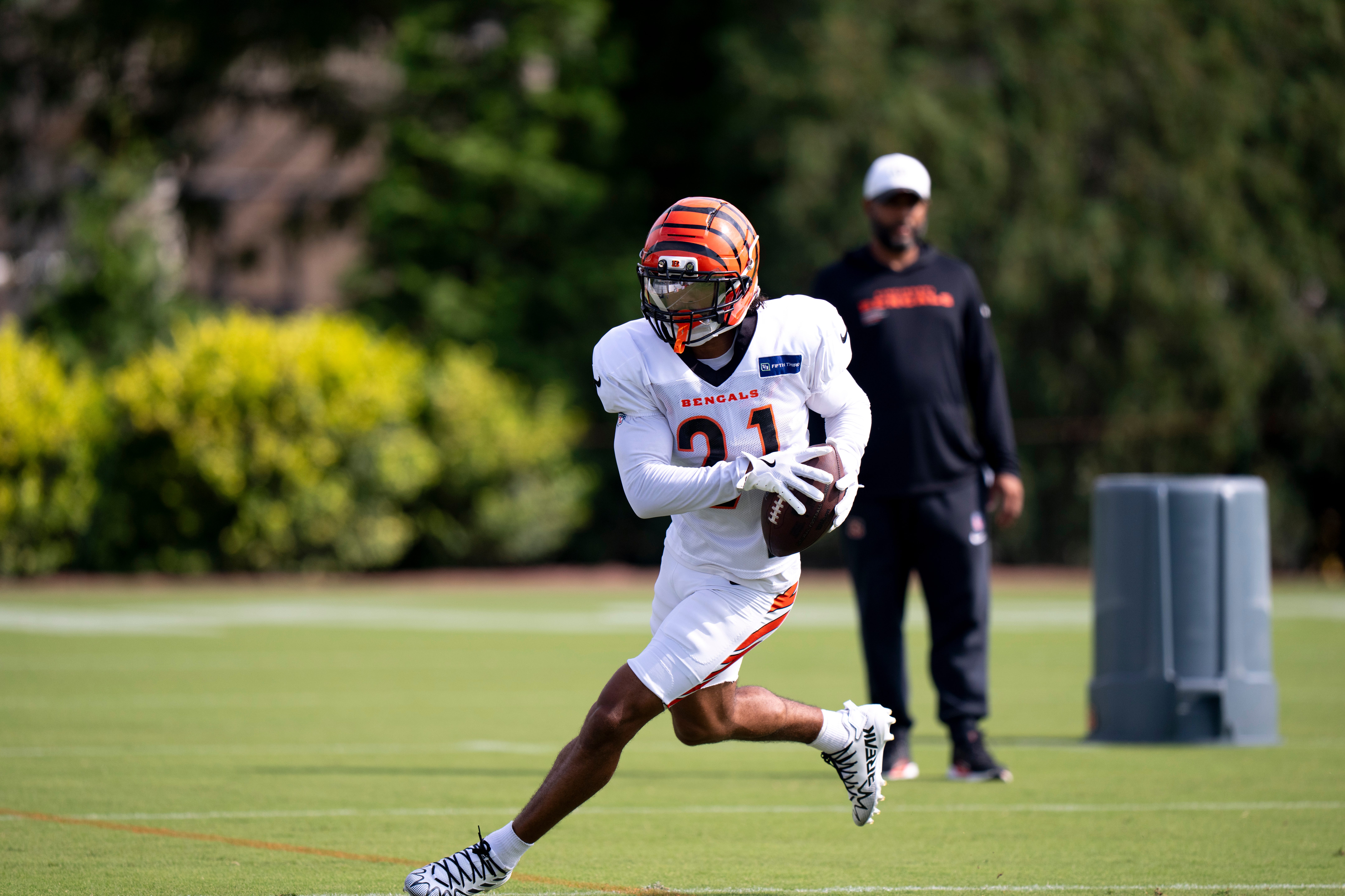 Cincinnati Bengals cornerback Bralyn Lux (21) runs with the ball at Cincinnati Bengals practice in Cincinnati on Tuesday, Aug. 5, 2025.