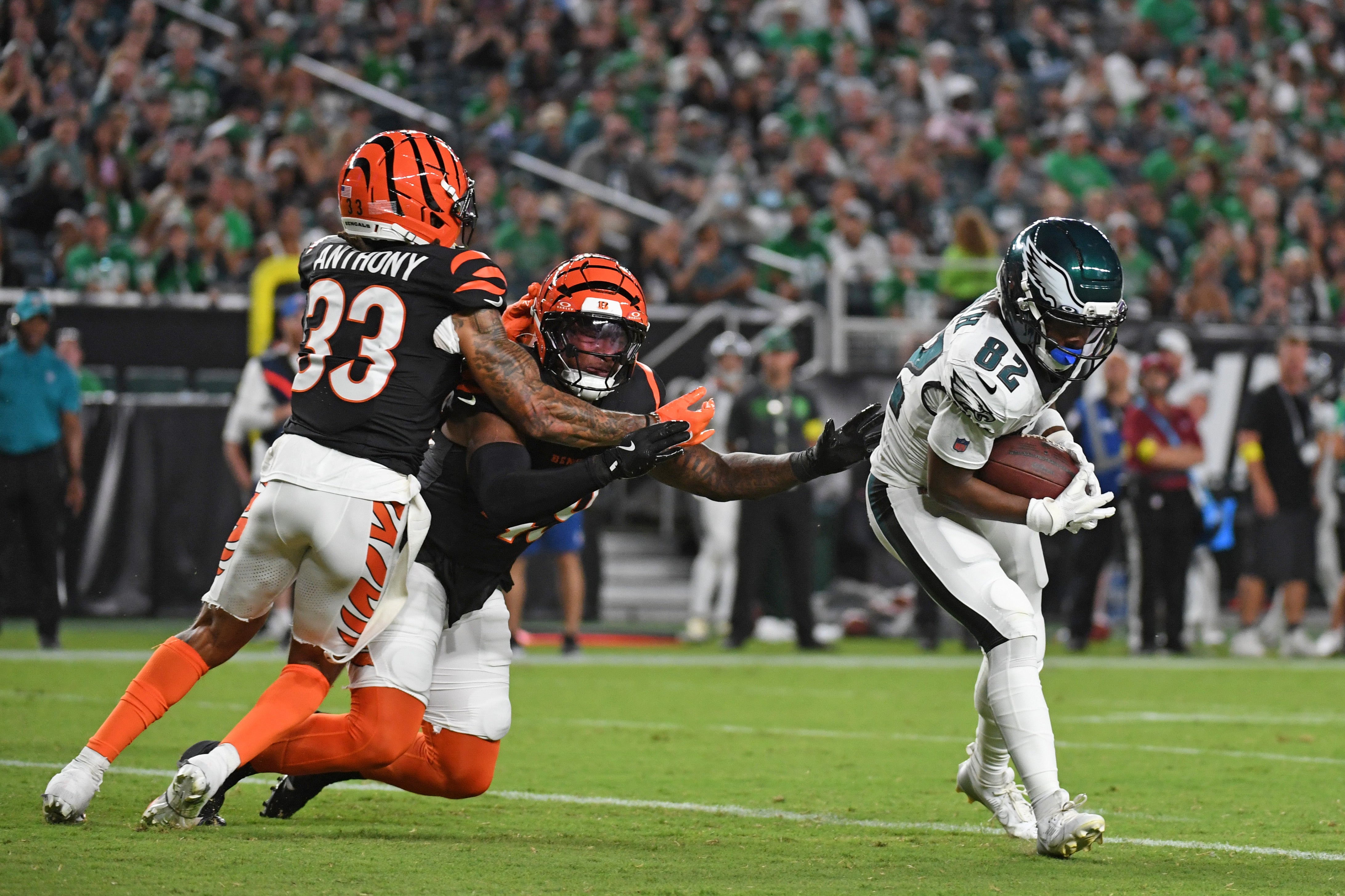 Philadelphia Eagles wide receiver Ainias Smith (82) catches a 6-yard touchdown pass against the Cincinnati Bengals during the second quarter at Lincoln Financial Field. Eric Hartline-Imagn Images