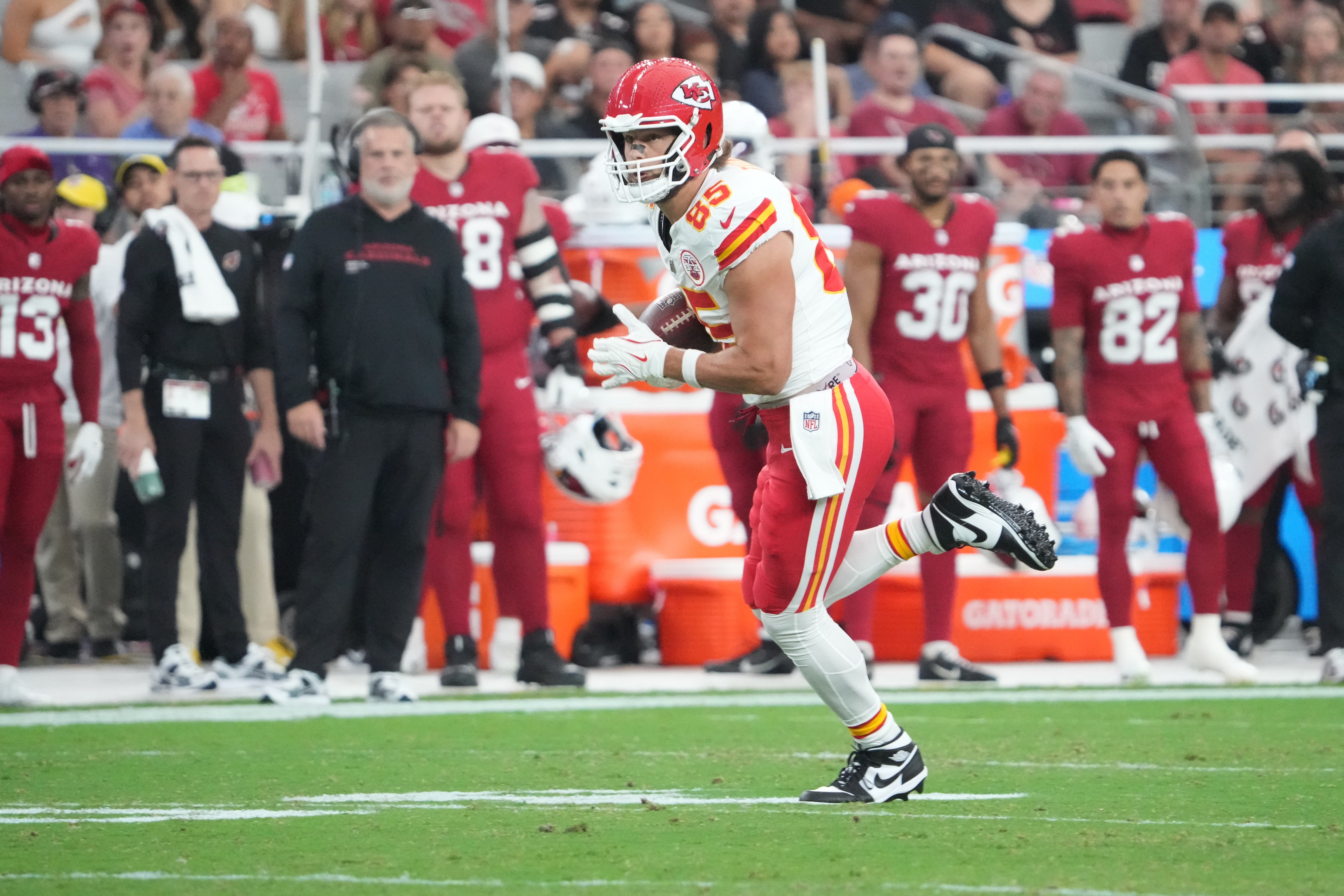 Kansas City Chiefs tight end Robert Tonyan (85) runs against the Arizona Cardinals during the first half at State Farm Stadium.