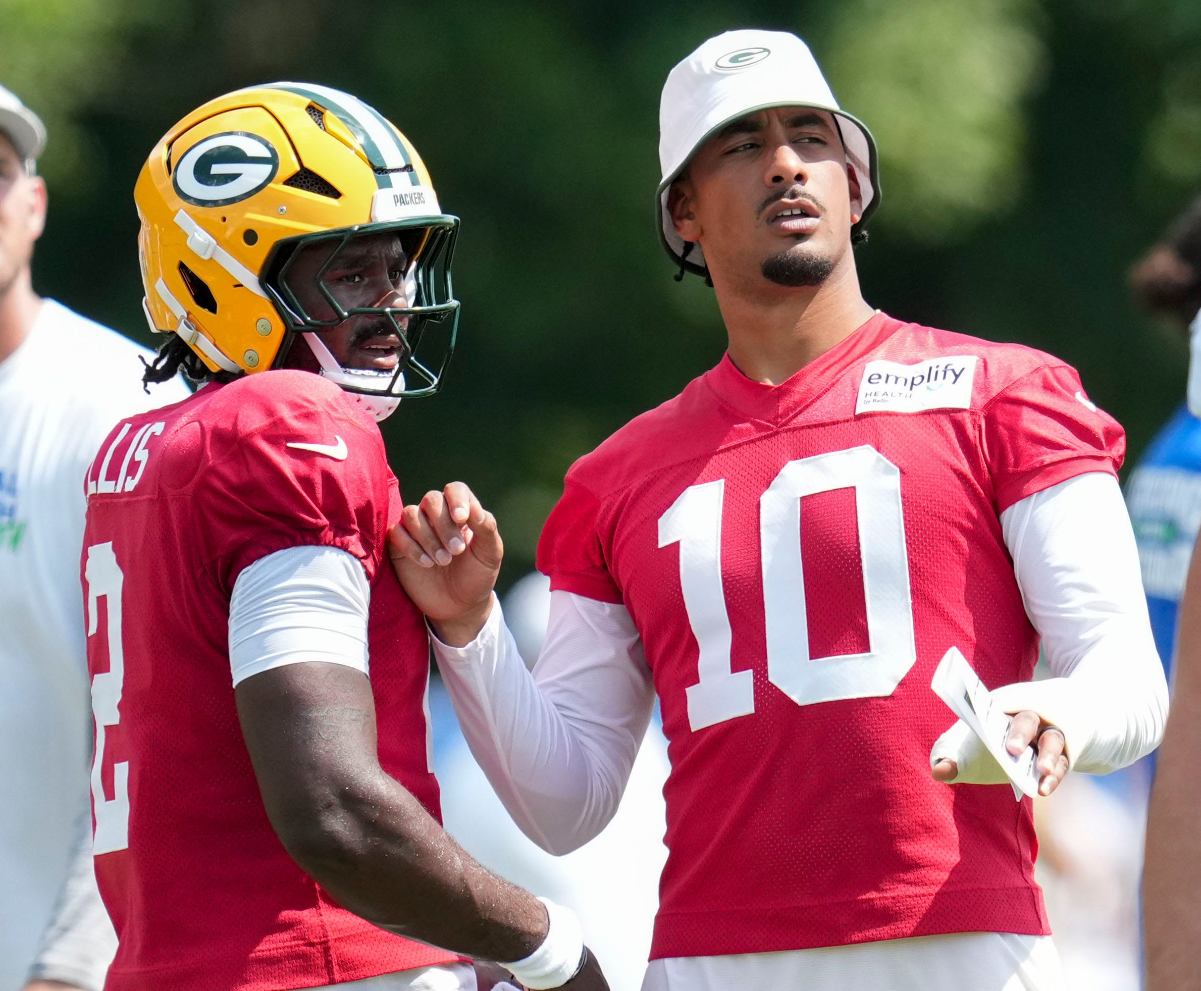 Green Bay Packers quarterback Jordan Love (10) speaks with quarterback Malik Willis (2) on Thursday, Aug. 14, 2025, at a joint practice with the Indianapolis Colts during the Colts’ training camp at Grand Park in Westfield.