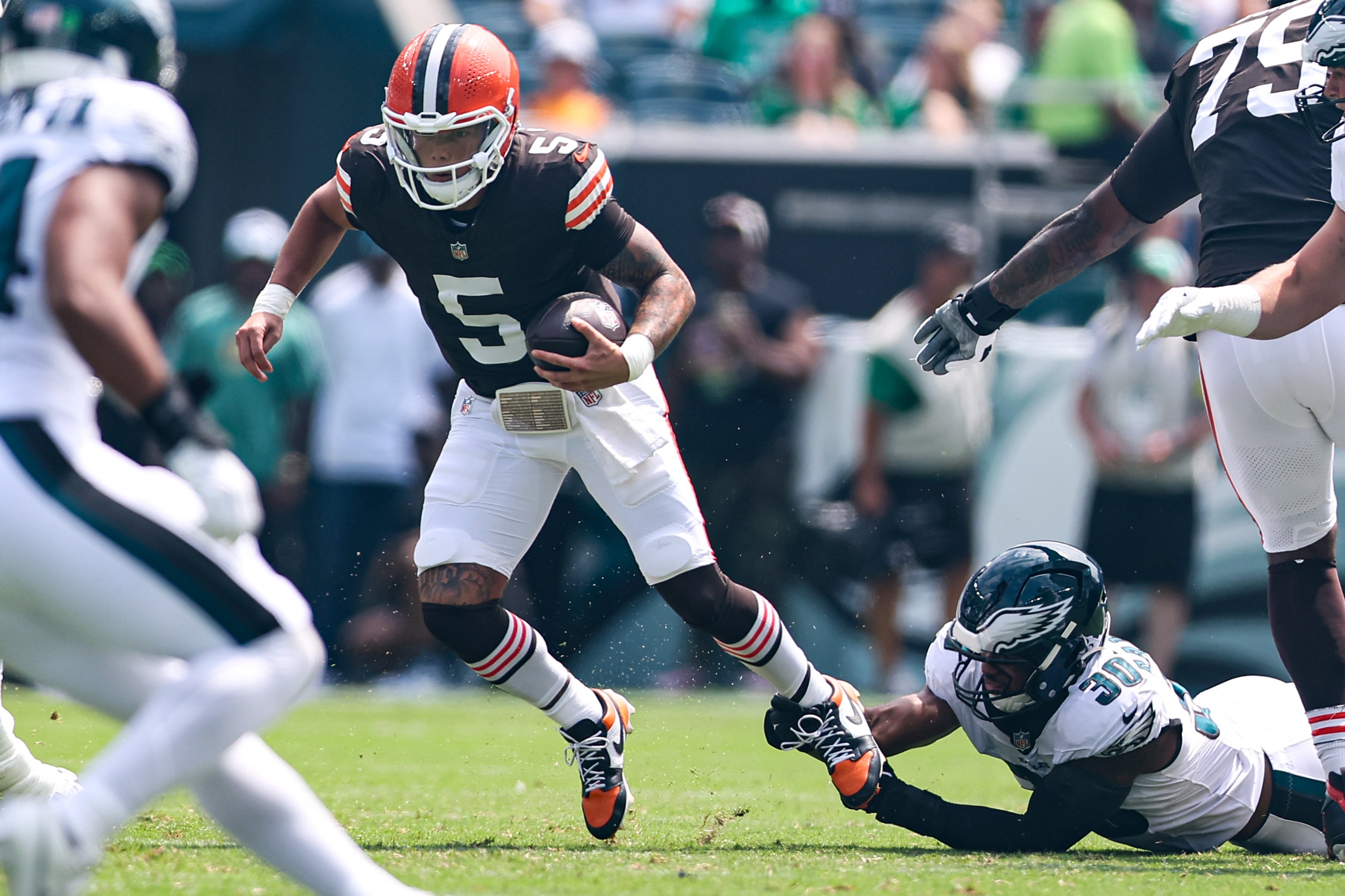 Philadelphia Eagles linebacker Jihaad Campbell (30) sacks Cleveland Browns quarterback Dillon Gabriel (5) during the first quarter at Lincoln Financial Field. Bill Streicher-Imagn Images