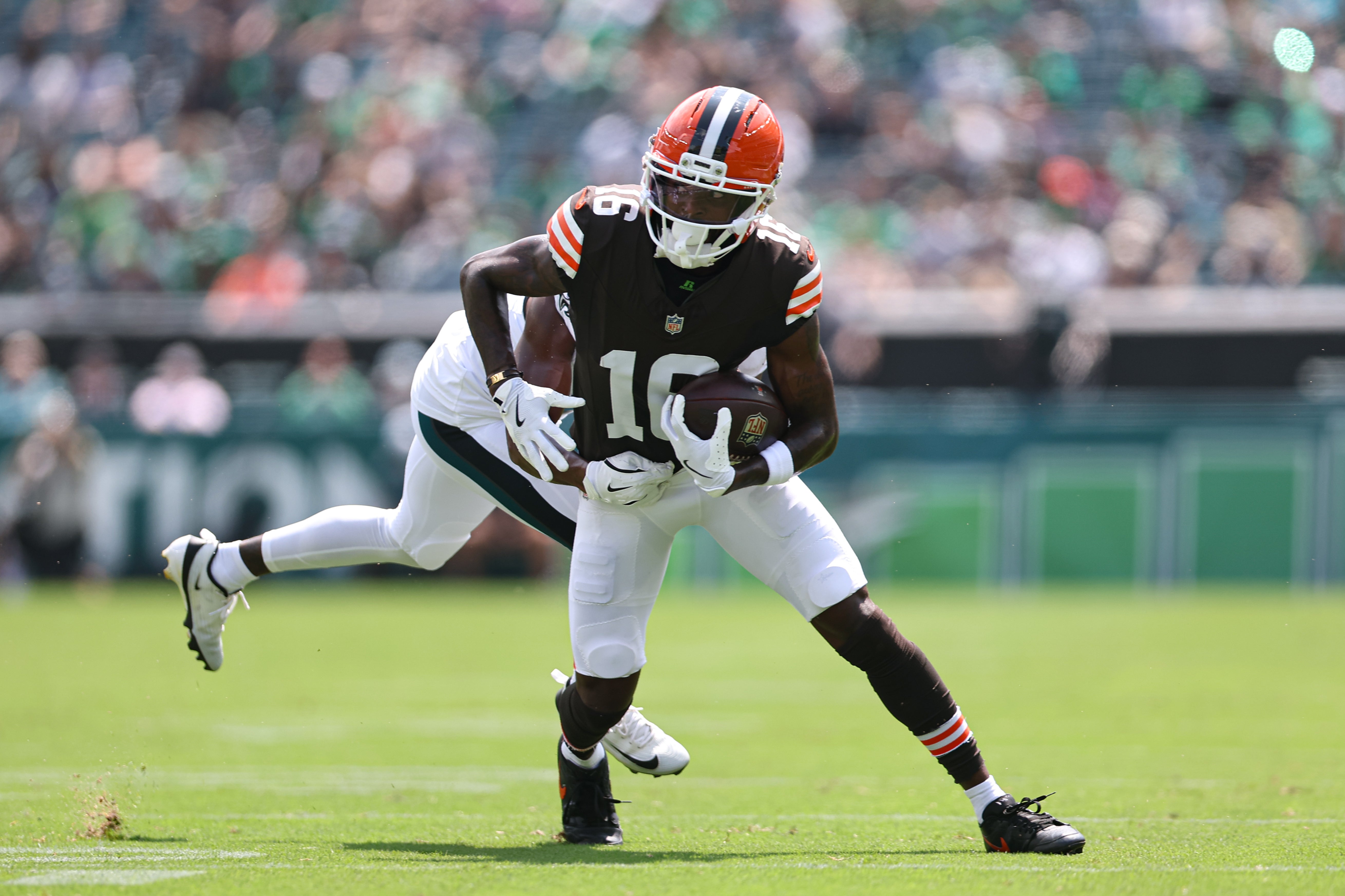 Aug 16, 2025; Philadelphia, Pennsylvania, USA; Cleveland Browns wide receiver Diontae Johnson (16) makes a catch against the Philadelphia Eagles during the first quarter at Lincoln Financial Field.
