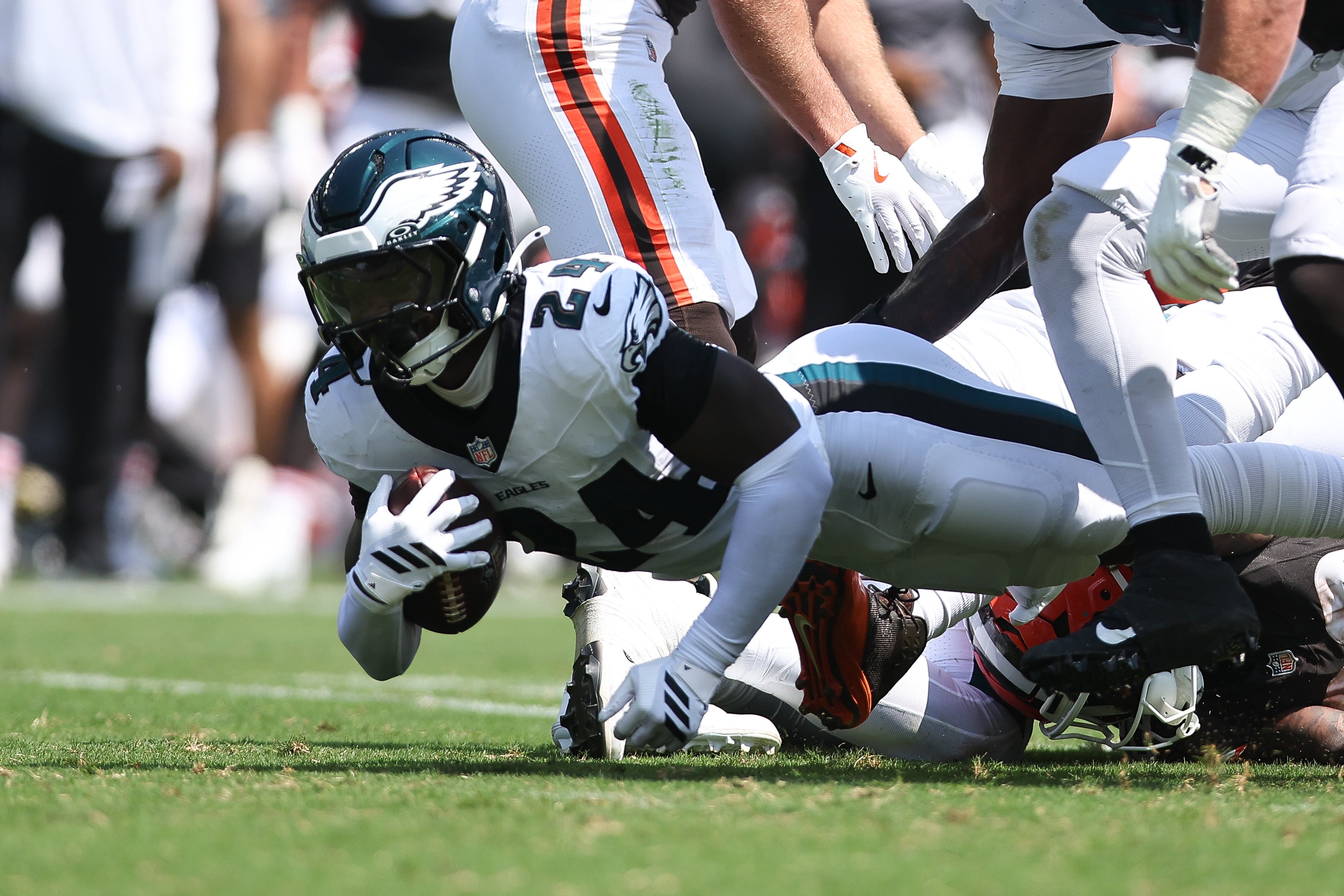 Philadelphia Eagles safety Andrew Mukuba (24) recovers a fumble against the Cleveland Browns during the second quarter at Lincoln Financial Field. Bill Streicher-Imagn Images