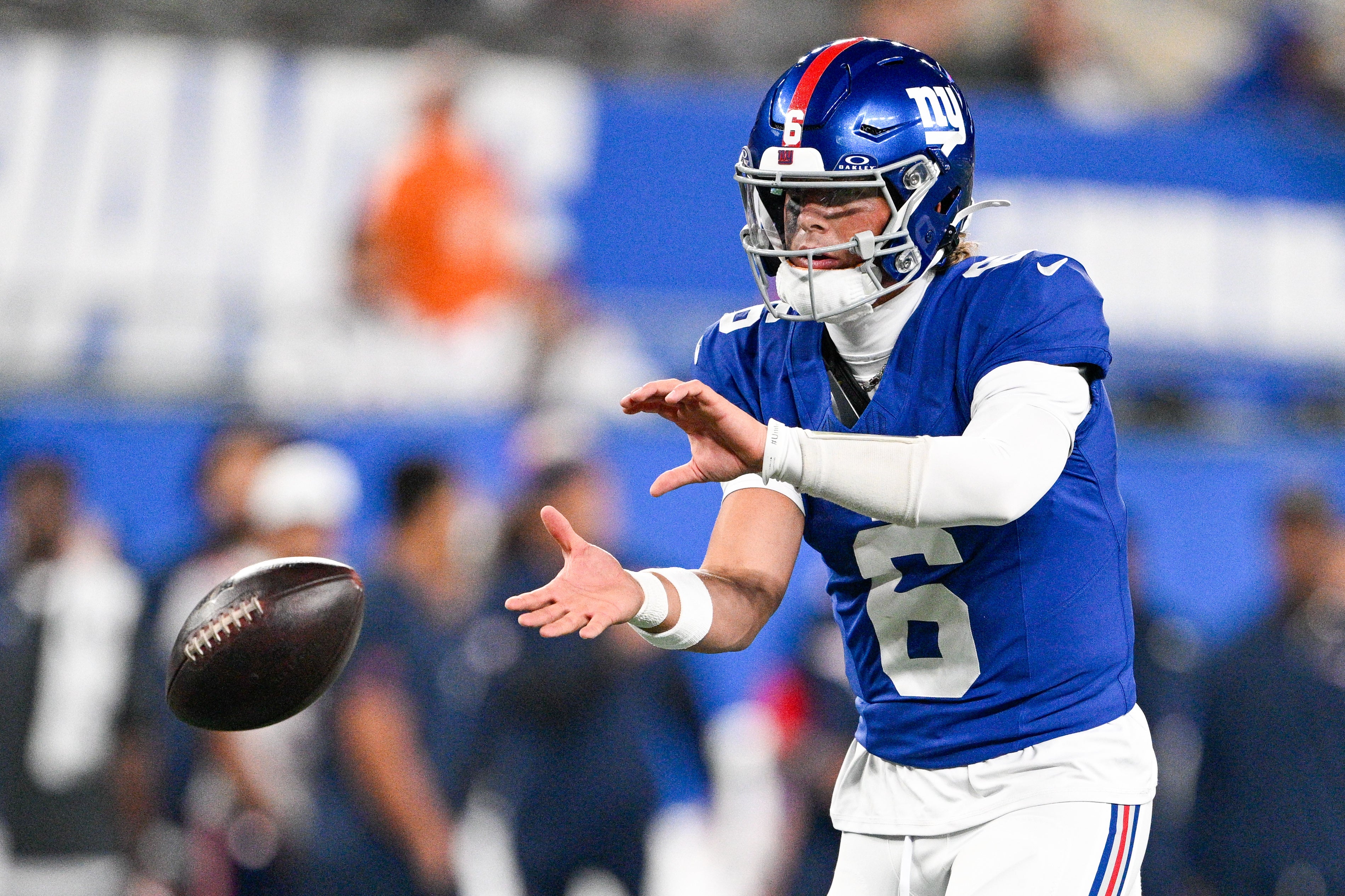 Aug 21, 2025; East Rutherford, New Jersey, USA; New York Giants quarterback Jaxson Dart (6) receives the ball from the snap during the first quarter against the New England Patriots at MetLife Stadium.