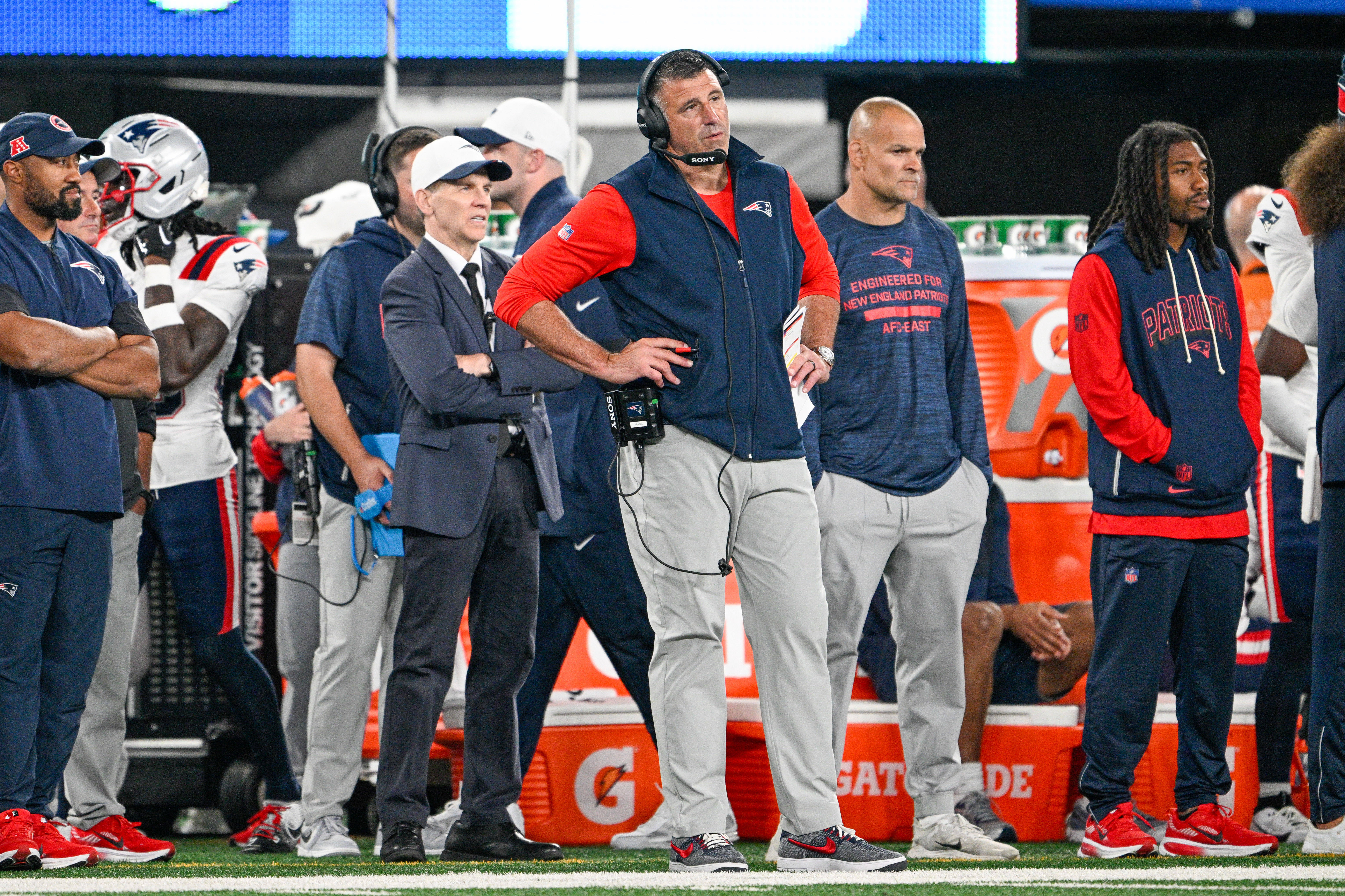 New England Patriots head coach Mike Vrabel during the third quarter against the New York Giants at MetLife Stadium.