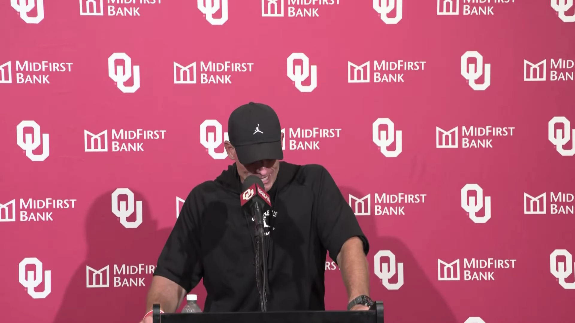 Oklahoma Sooners head coach Brent venables