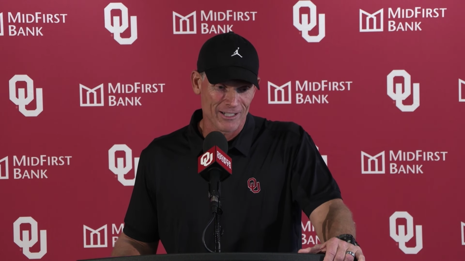 Oklahoma Sooners head coach Brent venables