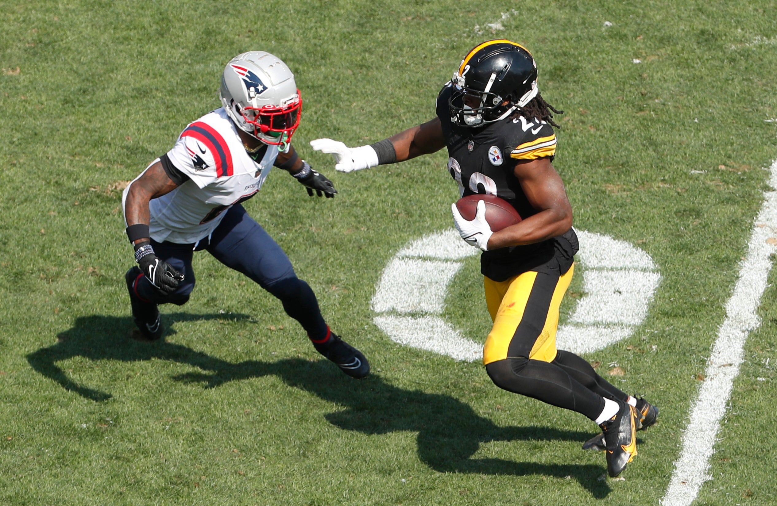Sep 18, 2022; Pittsburgh, Pennsylvania, USA; Pittsburgh Steelers running back Najee Harris (22) runs the ball against New England Patriots linebacker Ja'Whaun Bentley (8) during the third quarter at Acrisure Stadium. The Patriots won 17-14.