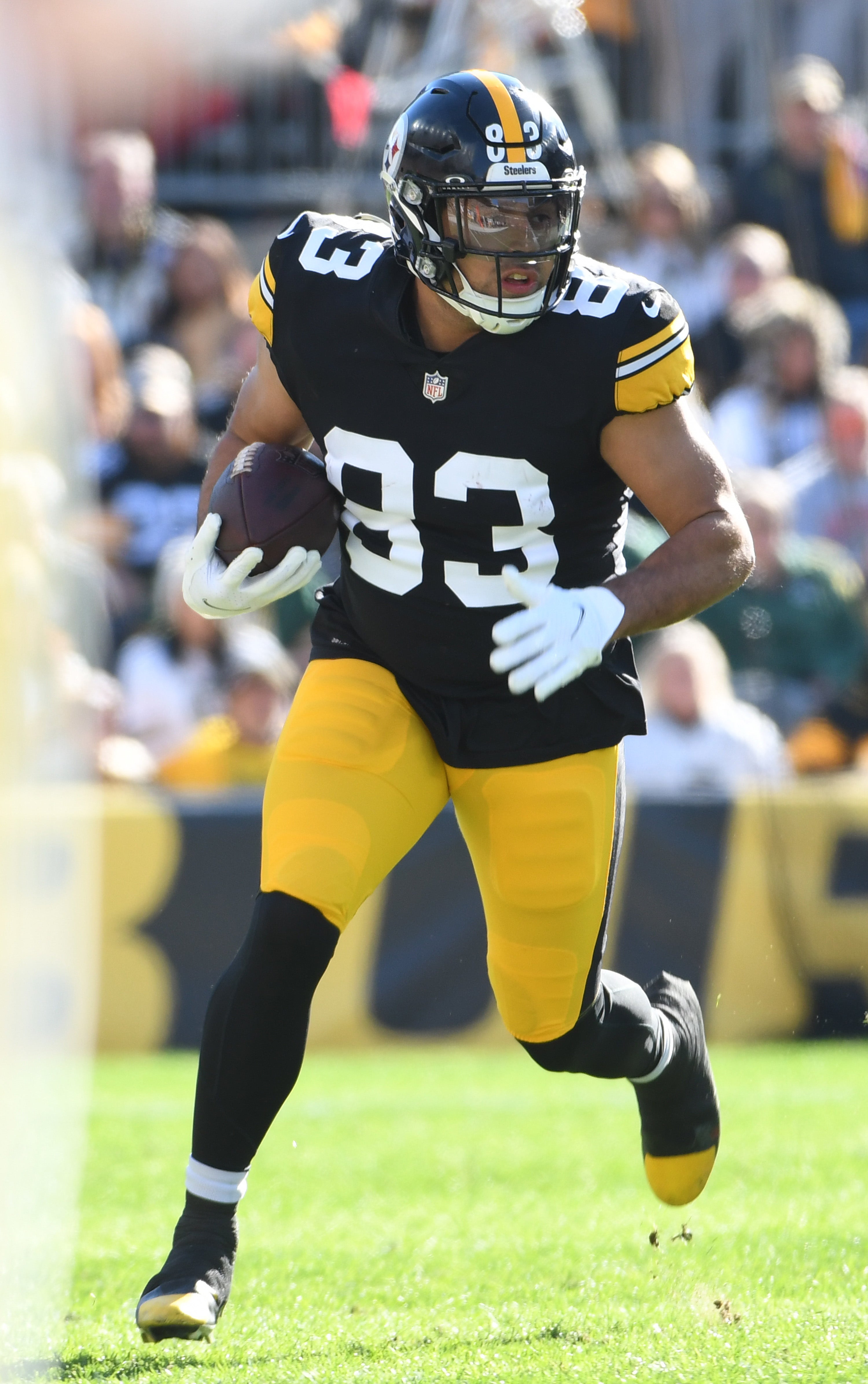 Nov 12, 2023; Pittsburgh, Pennsylvania, USA; Pittsburgh Steelers tight end Connor Heyward (83) picks up 13 yards against the Green Bay Packers during the first quarter at Acrisure Stadium.