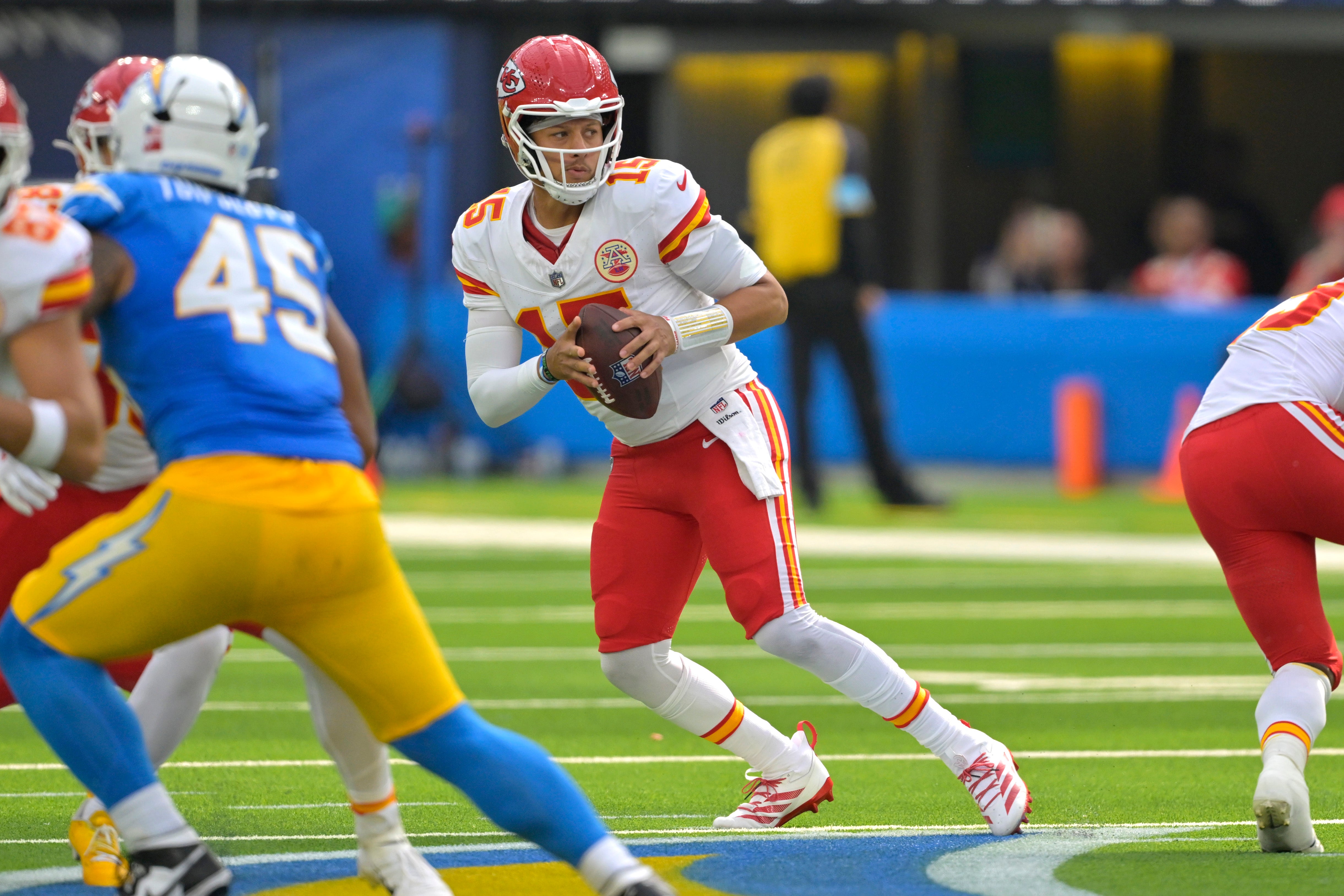 Kansas City Chiefs quarterback Patrick Mahomes (15) gets set to throw a touchdown pass in the first half against the Los Angeles Chargers