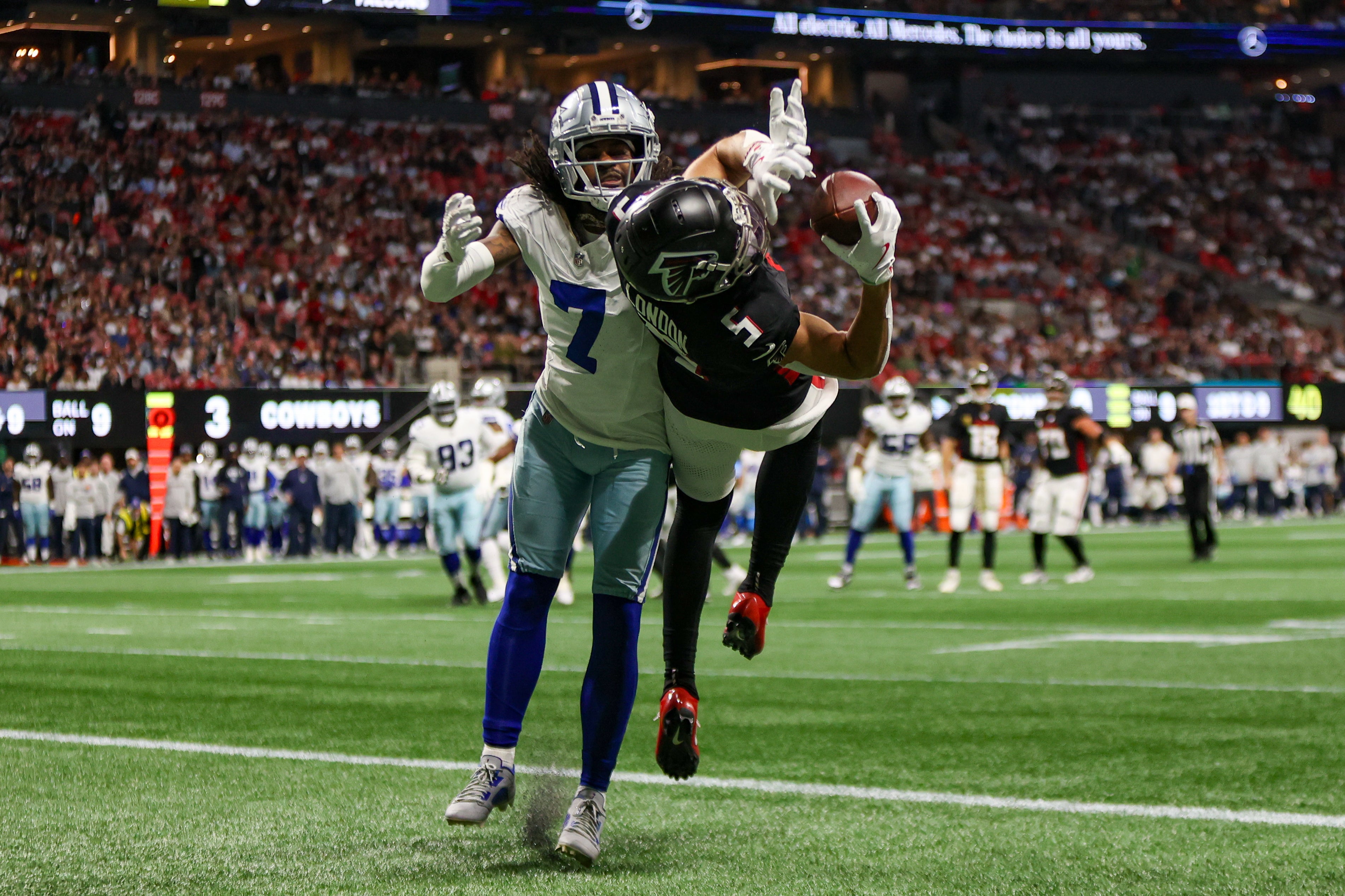 Atlanta Falcons wide receiver Drake London (5) catches a pass for a touchdown past Dallas Cowboys cornerback Trevon Diggs (7) in the first quarter at Mercedes-Benz Stadium.