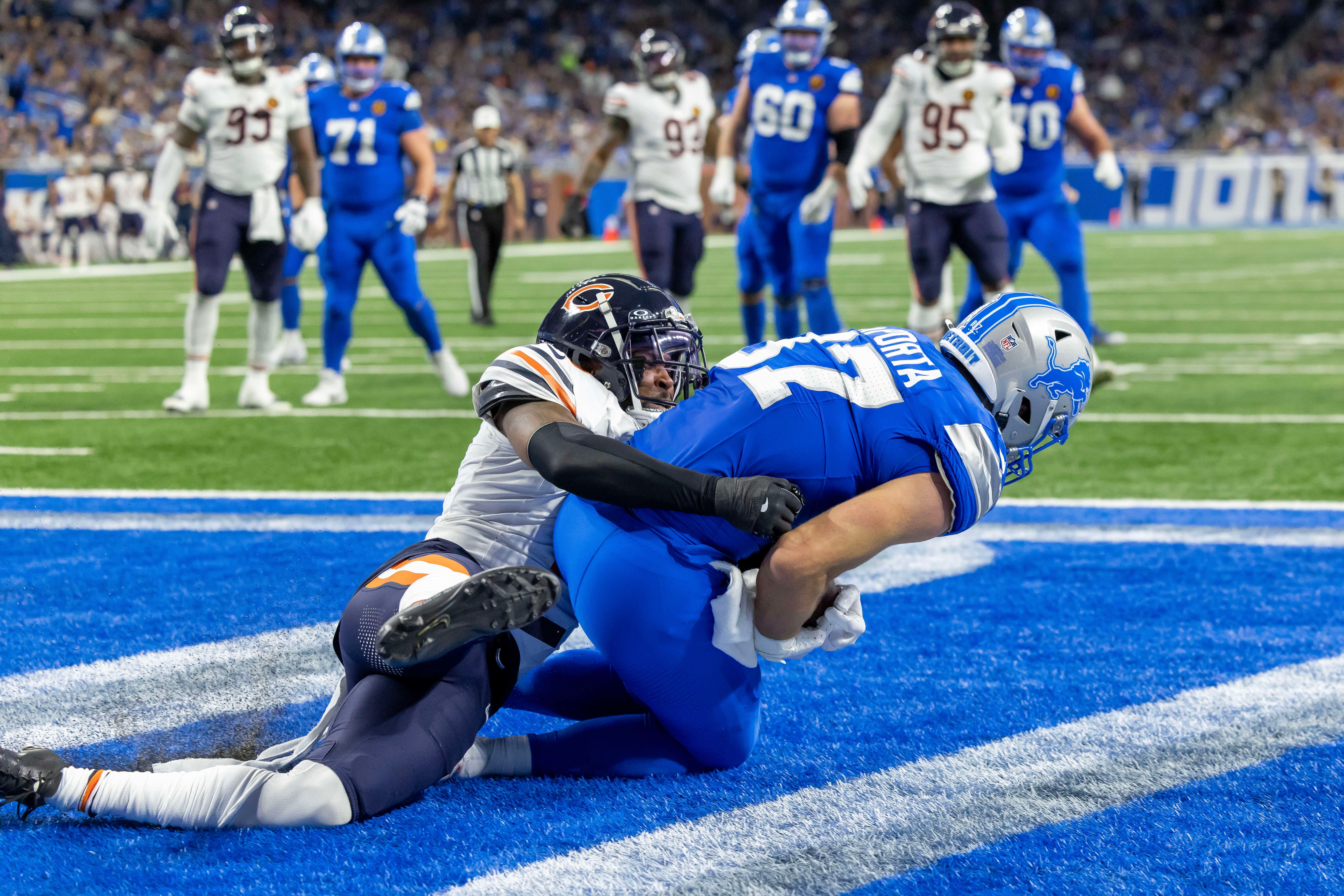 Nov 28, 2024; Detroit, Michigan, USA; Detroit Lions tight end Sam LaPorta (87) catches the ball for a touchdown in front of Chicago Bears cornerback Jaylon Johnson (1) during the first half at Ford Field.