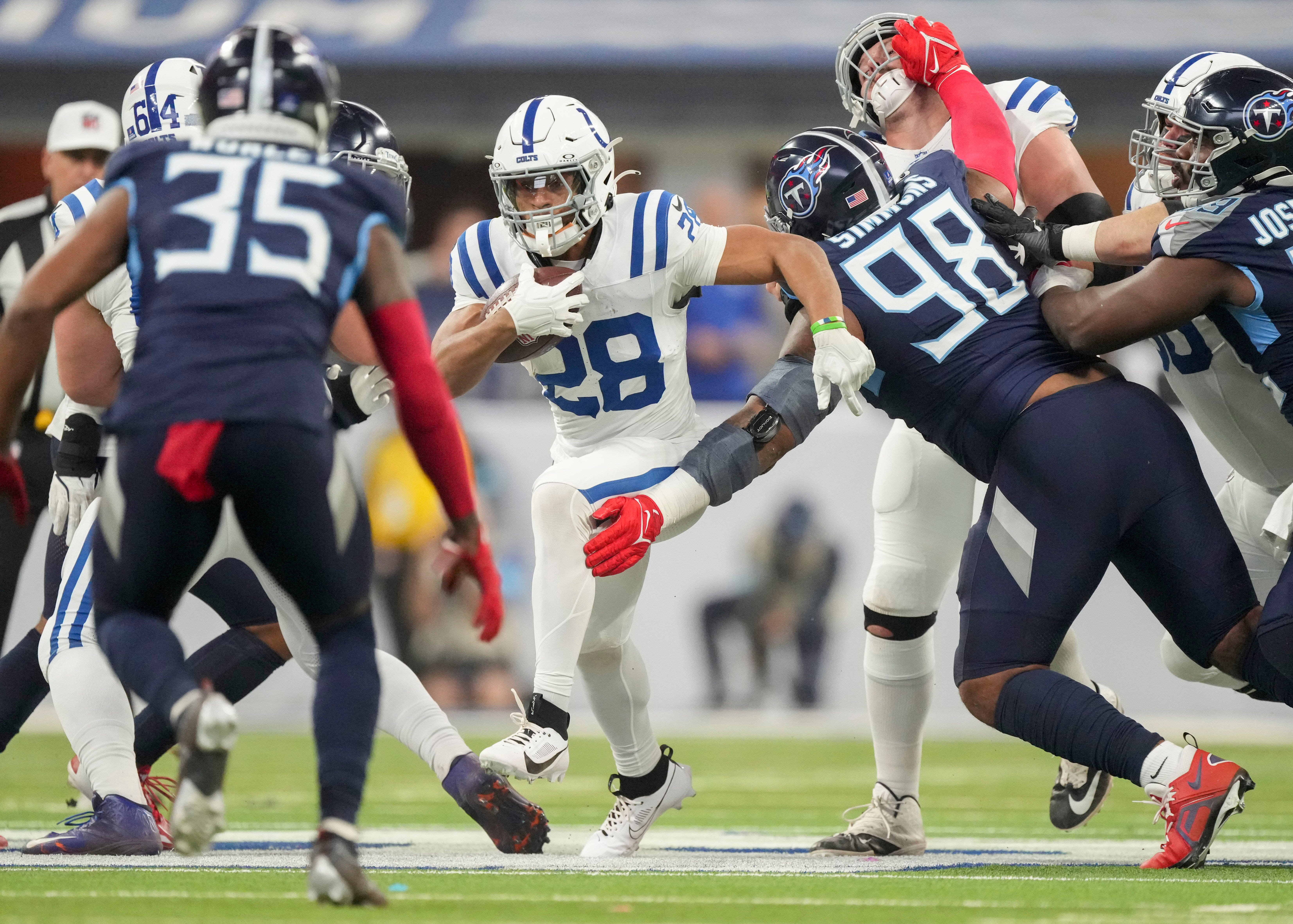 Titans try and tackle Colts RB Jonathan Taylor