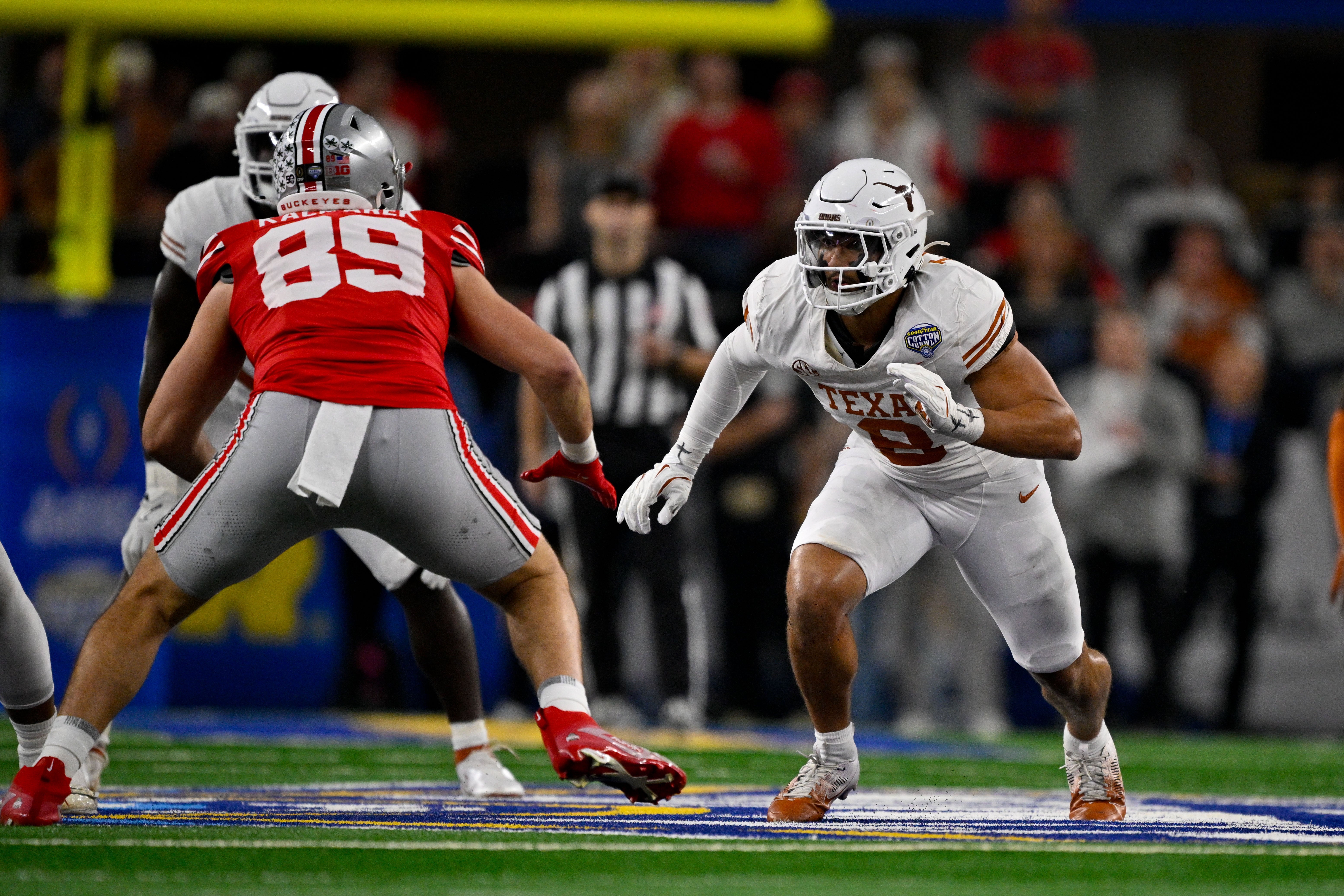 Jan 10, 2025; Arlington, TX, USA; Texas Longhorns linebacker Trey Moore (8) and Ohio State Buckeyes tight end Will Kacmarek (89) in action during the game between the Texas Longhorns and the Ohio State Buckeyes at AT&T Stadium. Mandatory Credit: Jerome Miron-Imagn Images