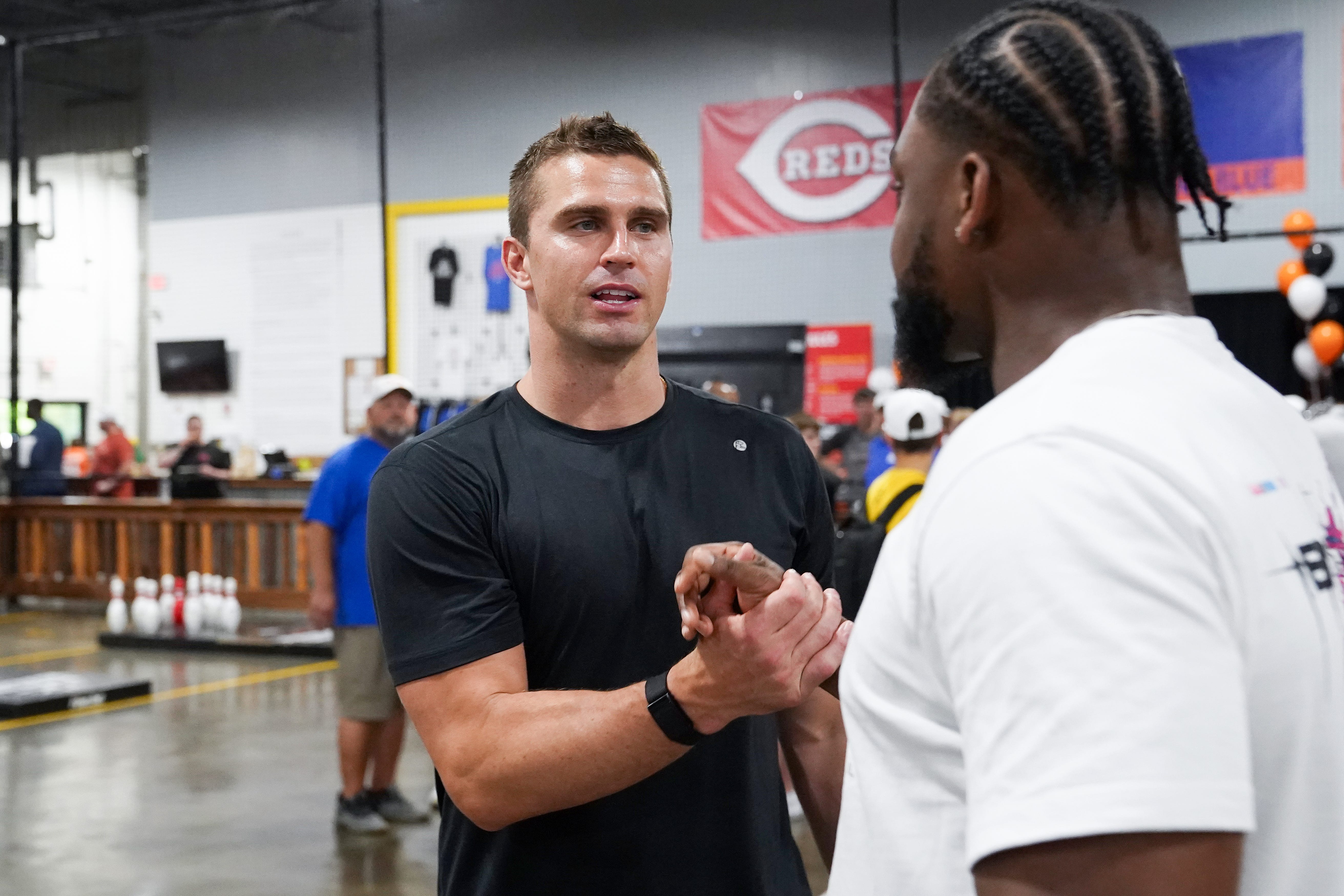Former Cincinnati Bengals player Sam Hubbard speaks to a fan during the 2025 Sam Hubbard Foundation Fowling Tournament, Thursday, May 15, 2025, at Fowling Warehouse in Cincinnati.