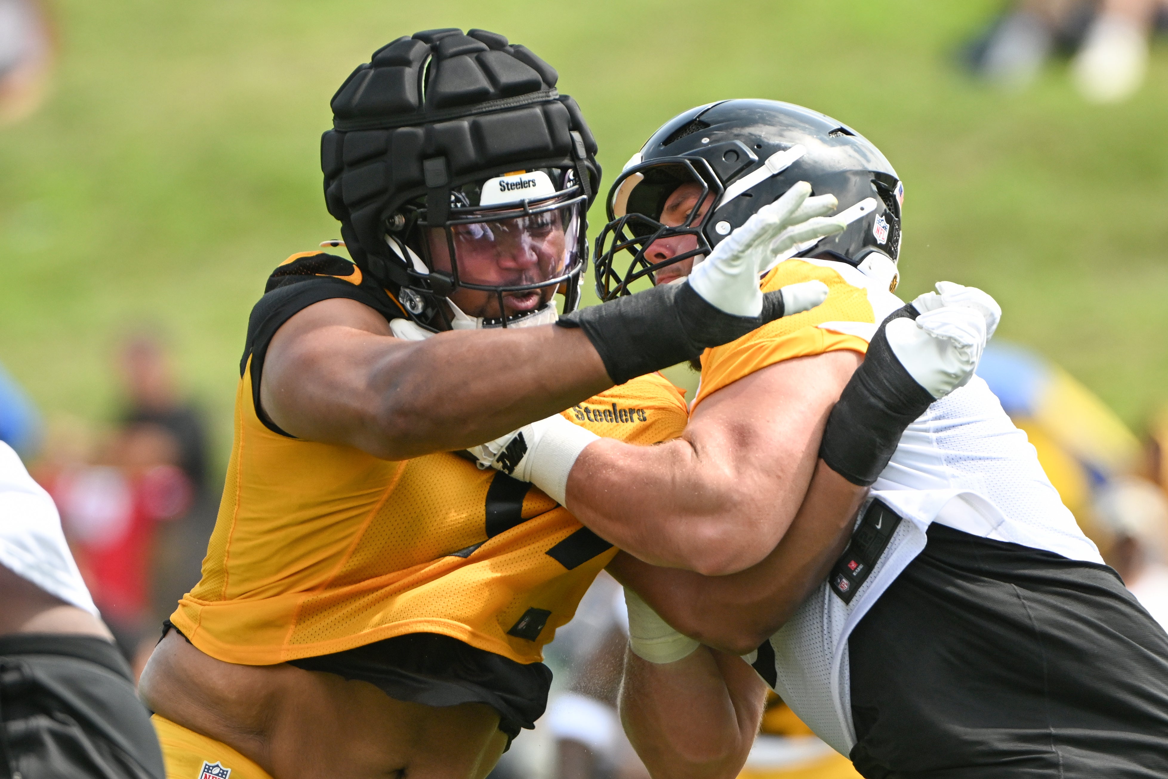 Jul 25, 2025; Pittsburgh, PA, USA; Pittsburgh Steelers defensive tackle Derrick Harmon (99) battles center Zach Frazier (54) during drills during training camp at Saint Vincent College.