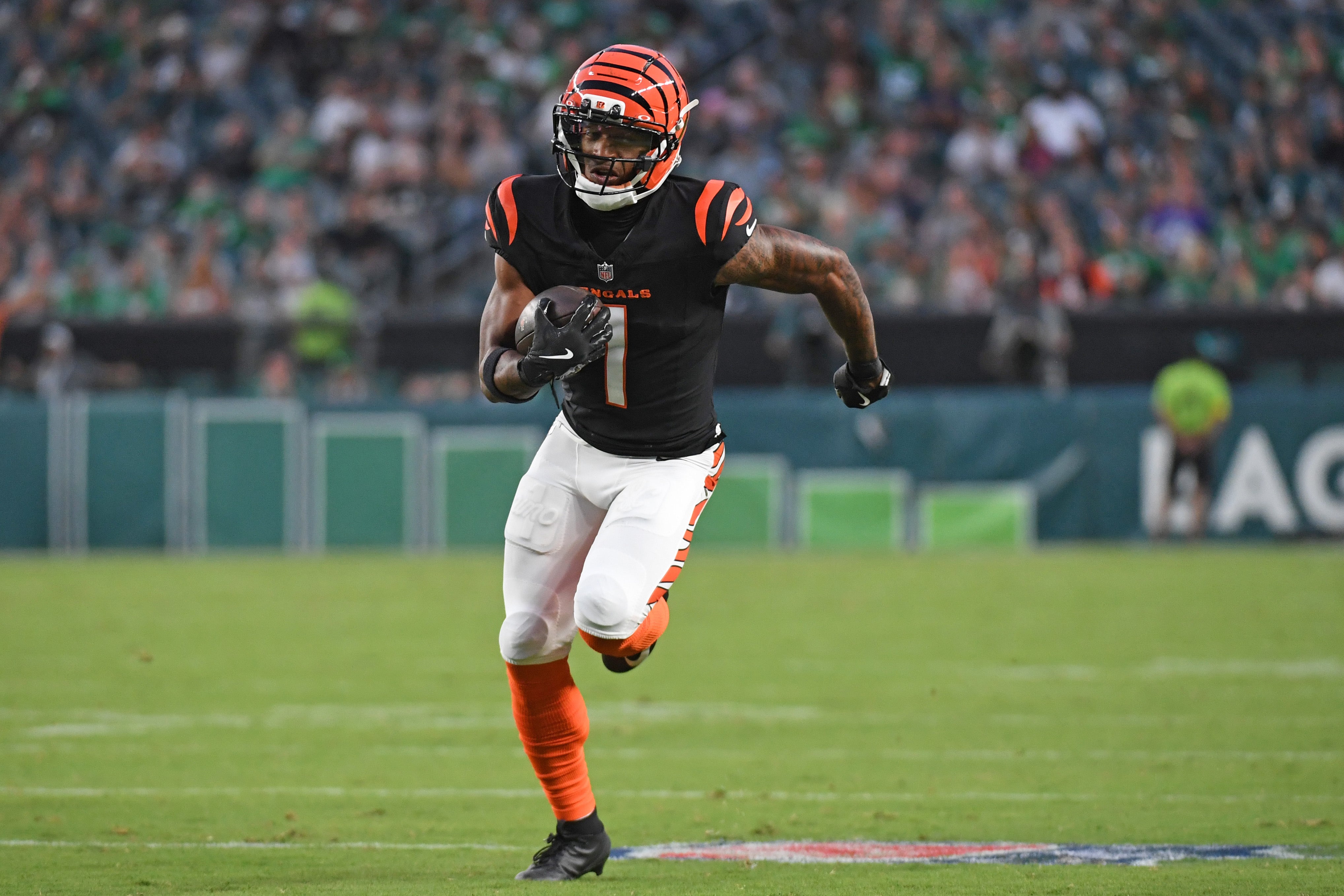 Aug 7, 2025; Philadelphia, Pennsylvania, USA; Cincinnati Bengals wide receiver Ja'Marr Chase (1) against the Philadelphia Eagles at Lincoln Financial Field.