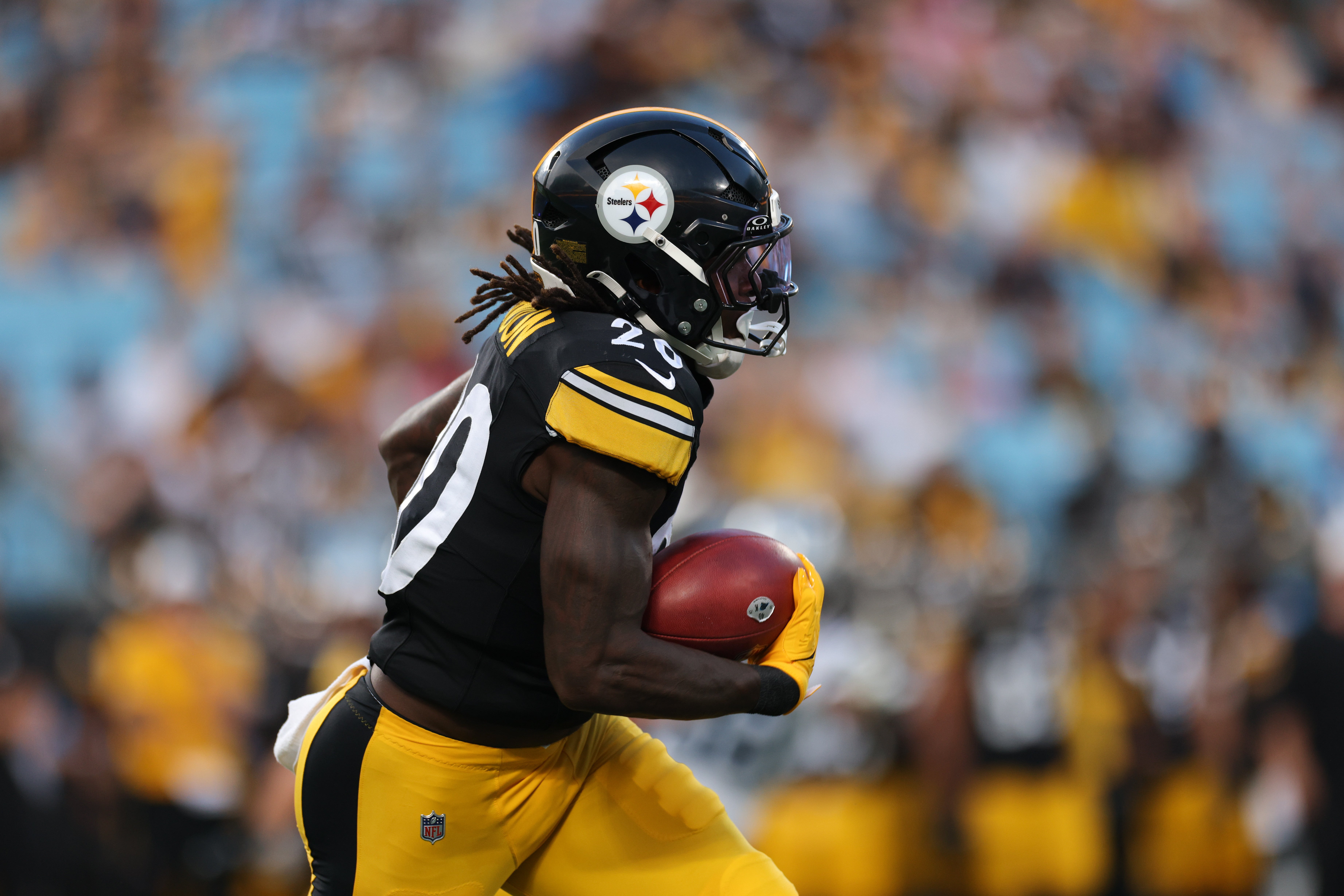 Aug 21, 2025; Charlotte, North Carolina, USA; Pittsburgh Steelers running back Kaleb Johnson (20) runs the ball during the 1st quarter against the Carolina Panthers at Bank of America Stadium.