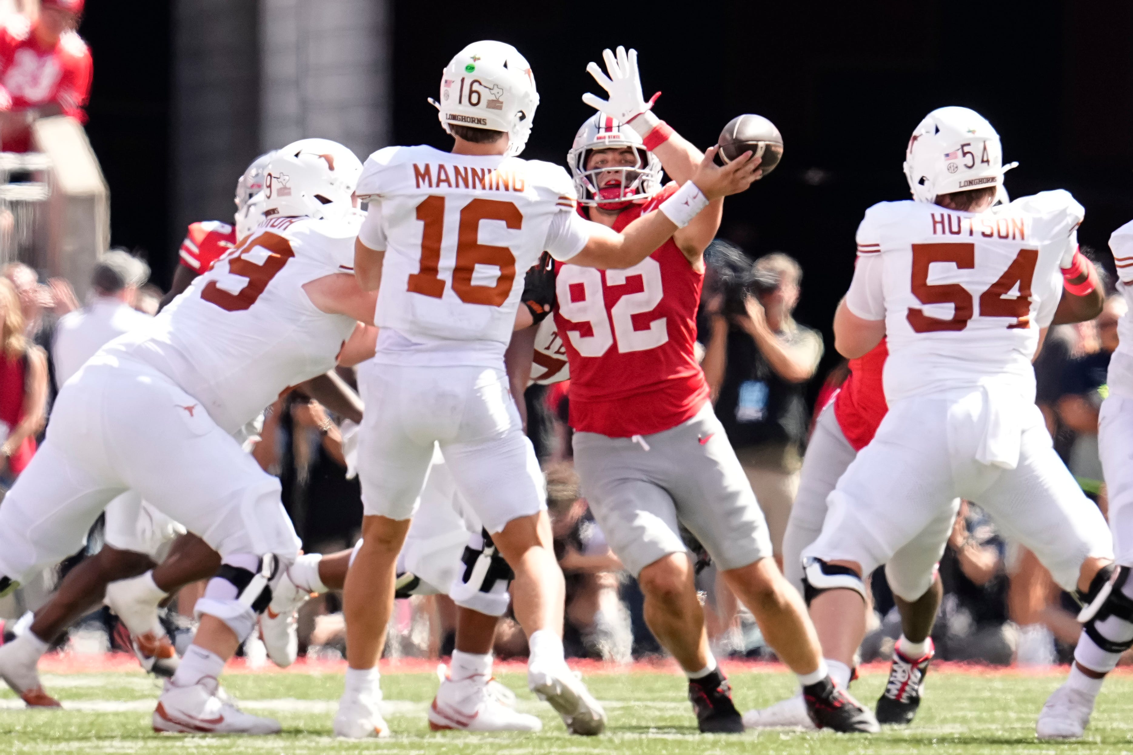 Ohio State Buckeyes defensive end Caden Curry (92) pressures Texas Longhorns quarterback Arch Manning (16) during the second half of the NCAA football game at Ohio Stadium on Aug. 30, 2025. Ohio State won 14-7.