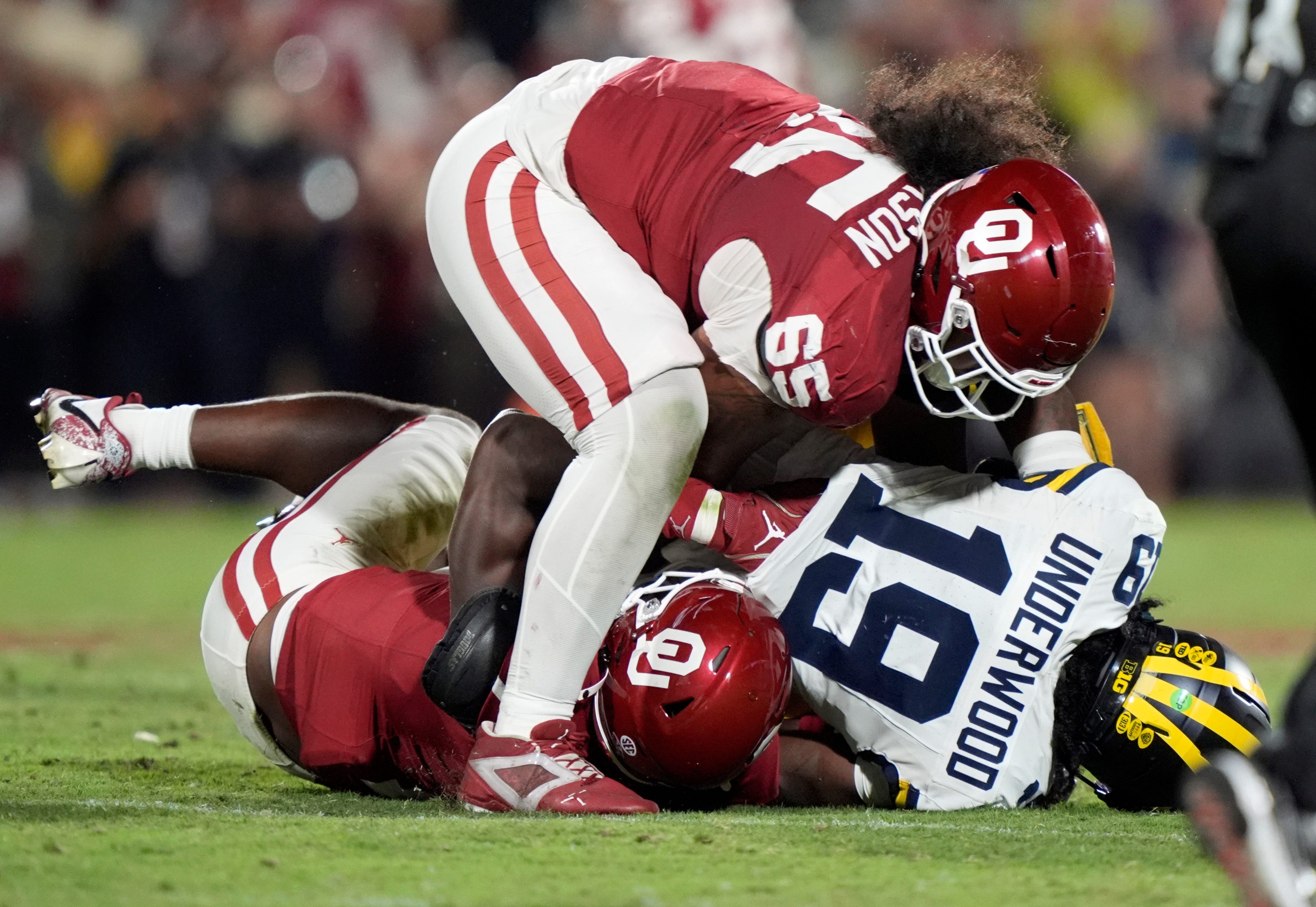 Oklahoma's Sammy Omosigho (7) and Jayden Jackson (65) sack Michigan's Bryce Underwood (19) in the second half of the college football game between the University of Oklahoma Sooner and the University of Michigan Wolverines at the Gaylord Family Ð Oklahoma Memorial Stadium in Norman, Okla., Saturday, Sept. 6, 2025.