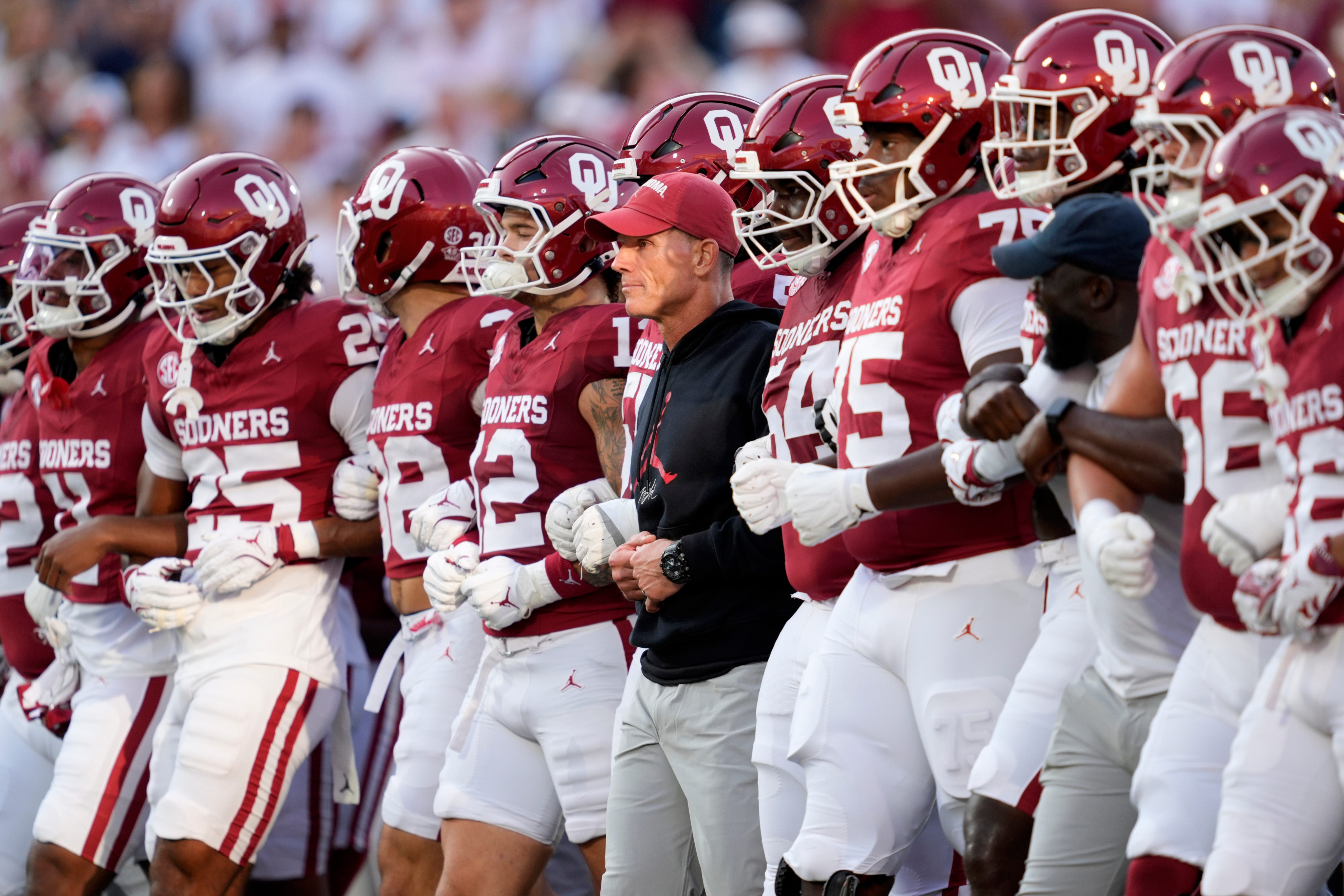 Brent Venables locks arms with players before a college football game between the University of Oklahoma Sooners (OU) and the University of Michigan Wolverines at Gaylord Family Ð Oklahoma Memorial Stadium in Norman, Okla., Saturday, Sept. 6, 2025. Oklahoma won 24-13.